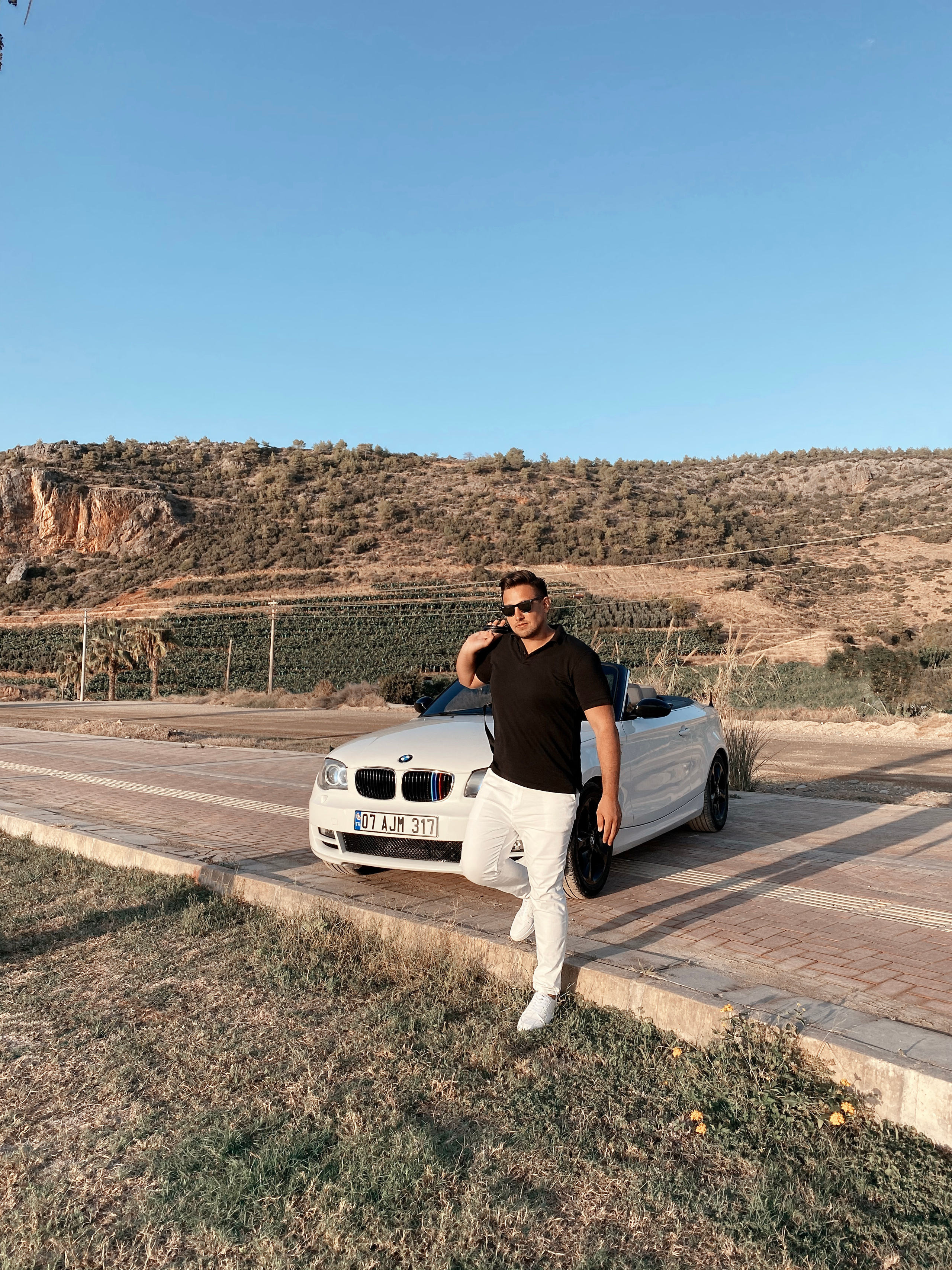 Съемка для контента с кабриолетом. Фотограф в Алании в Турции, Аланья, Сиде, Белек, Анталия, Кемер, Конаклы, Окурджалар. Фотосъемки в Алании. Фотосессия в Алания.Алсу Девели