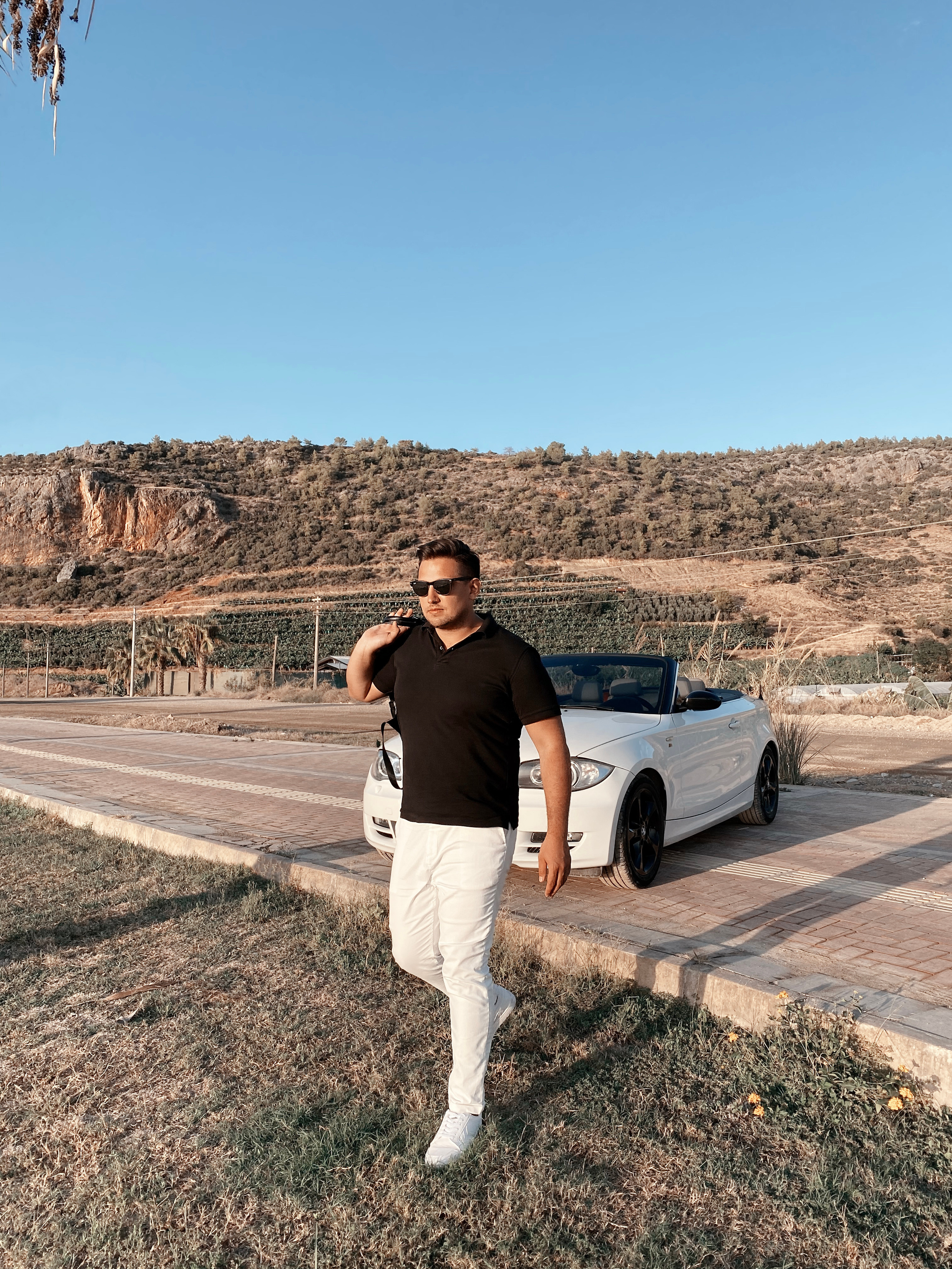 Съемка для контента с кабриолетом. Фотограф в Алании в Турции, Аланья, Сиде, Белек, Анталия, Кемер, Конаклы, Окурджалар. Фотосъемки в Алании. Фотосессия в Алания.Алсу Девели