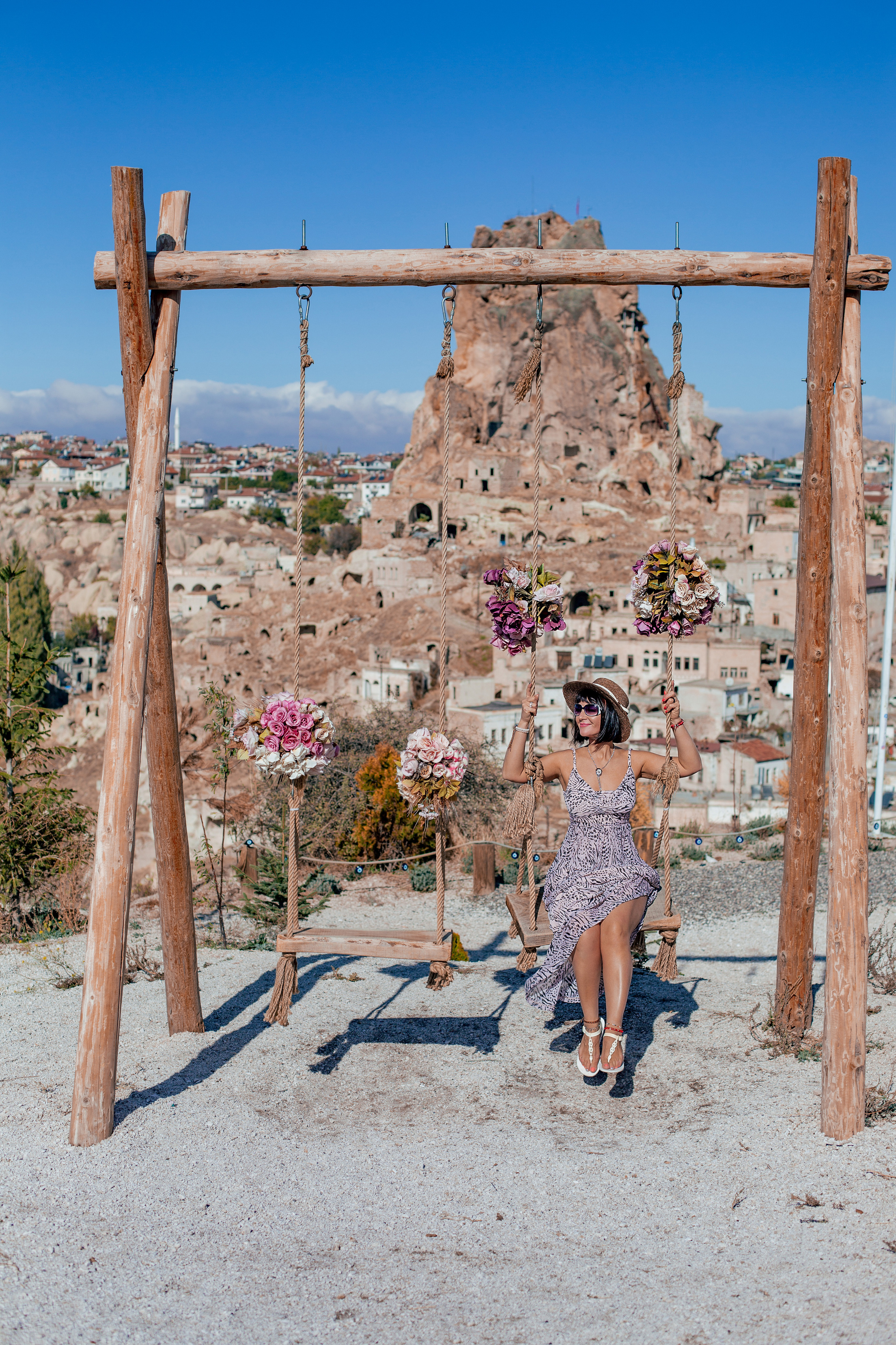 Photo shoot in Cappadocia against the backdrop of floating balloons. Professional Photographer in Alanya, Side, Belek | Alsu Develi  Wedding, Family and portrait photo sessions