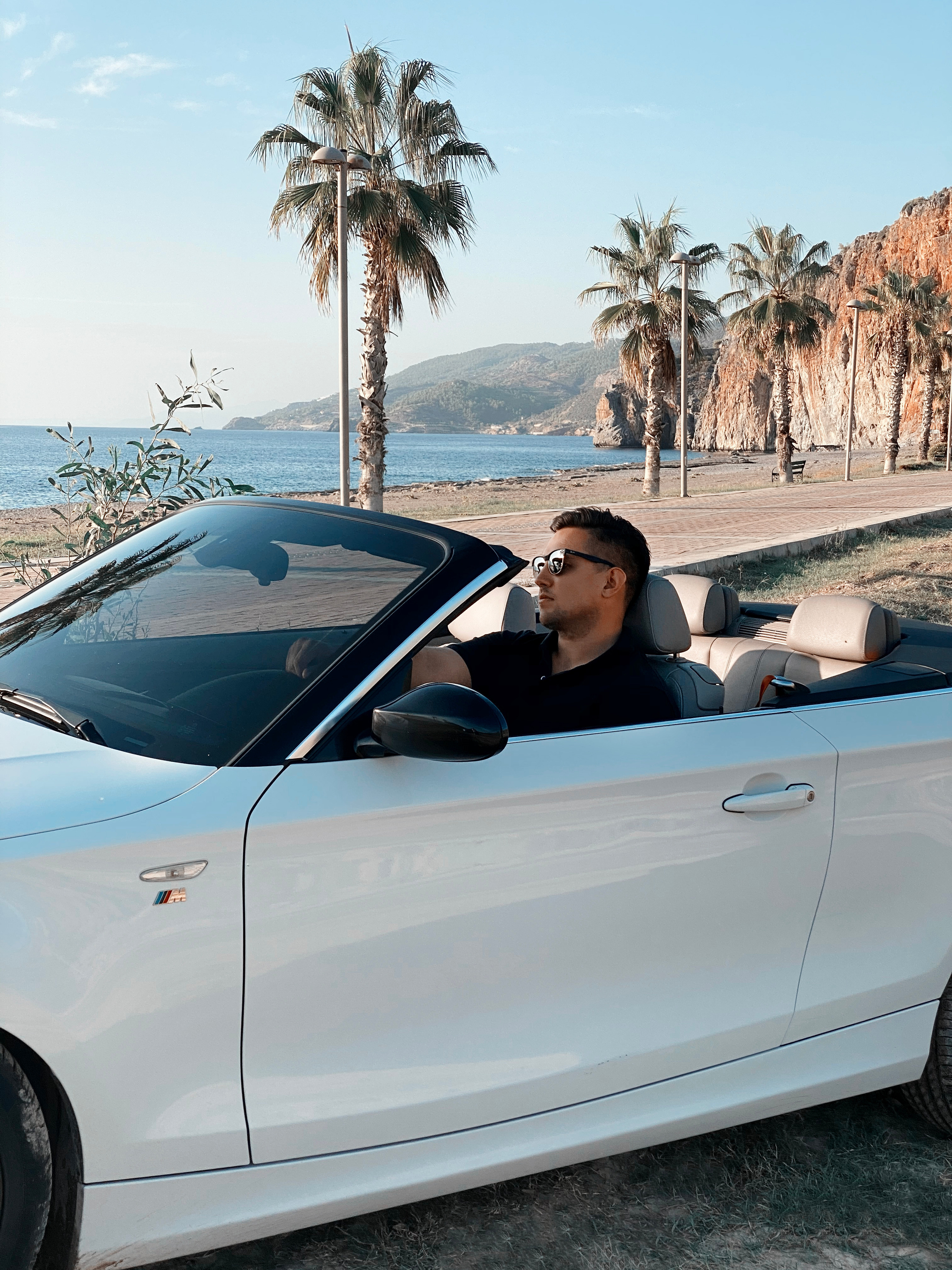 Съемка для контента с кабриолетом. Фотограф в Алании в Турции, Аланья, Сиде, Белек, Анталия, Кемер, Конаклы, Окурджалар. Фотосъемки в Алании. Фотосессия в Алания.Алсу Девели