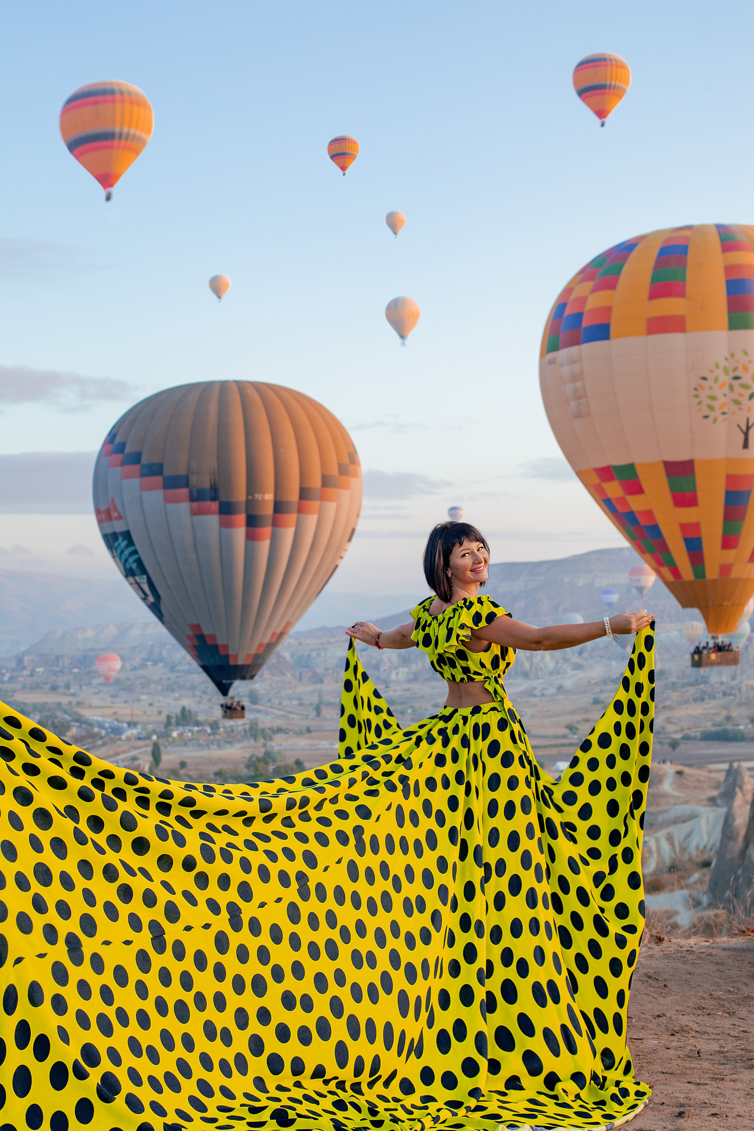 Photo shoot in Cappadocia against the backdrop of floating balloons. Professional Photographer in Alanya, Side, Belek | Alsu Develi  Wedding, Family and portrait photo sessions