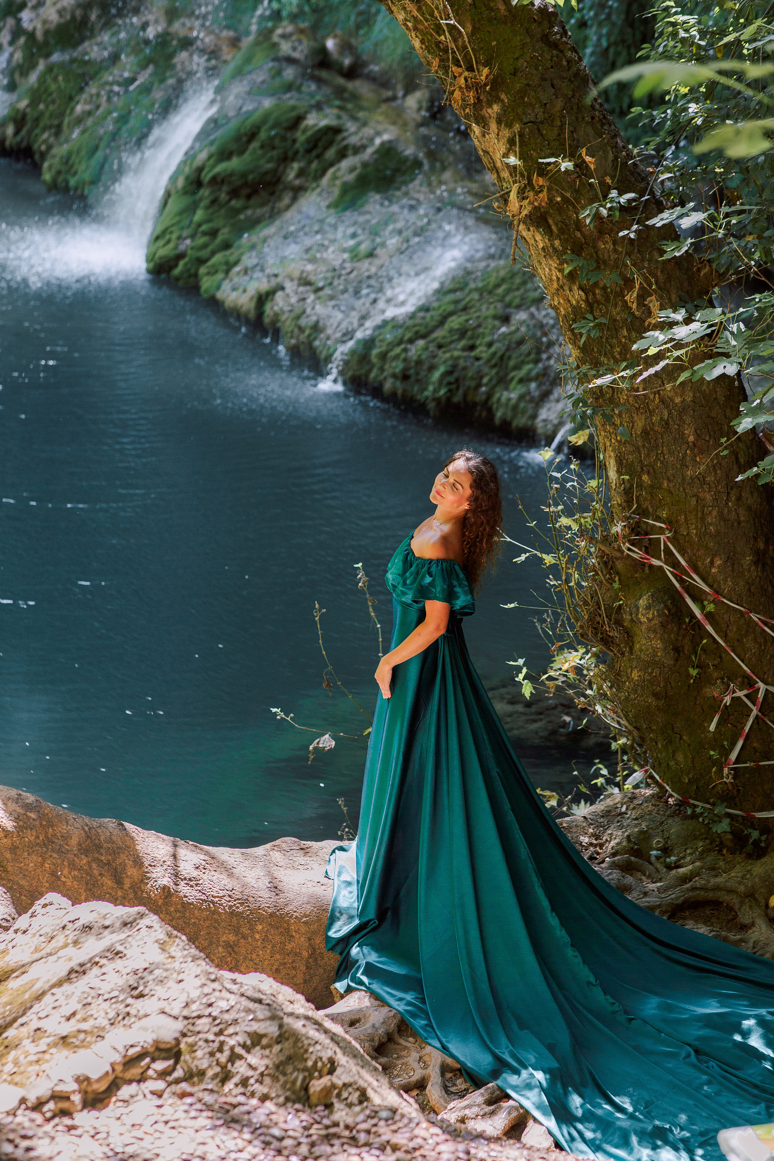 Photo shoot at the waterfall for mom and daughter. Professional Photographer in Alanya, Side, Belek | Alsu Develi  Wedding, Family and portrait photo sessions