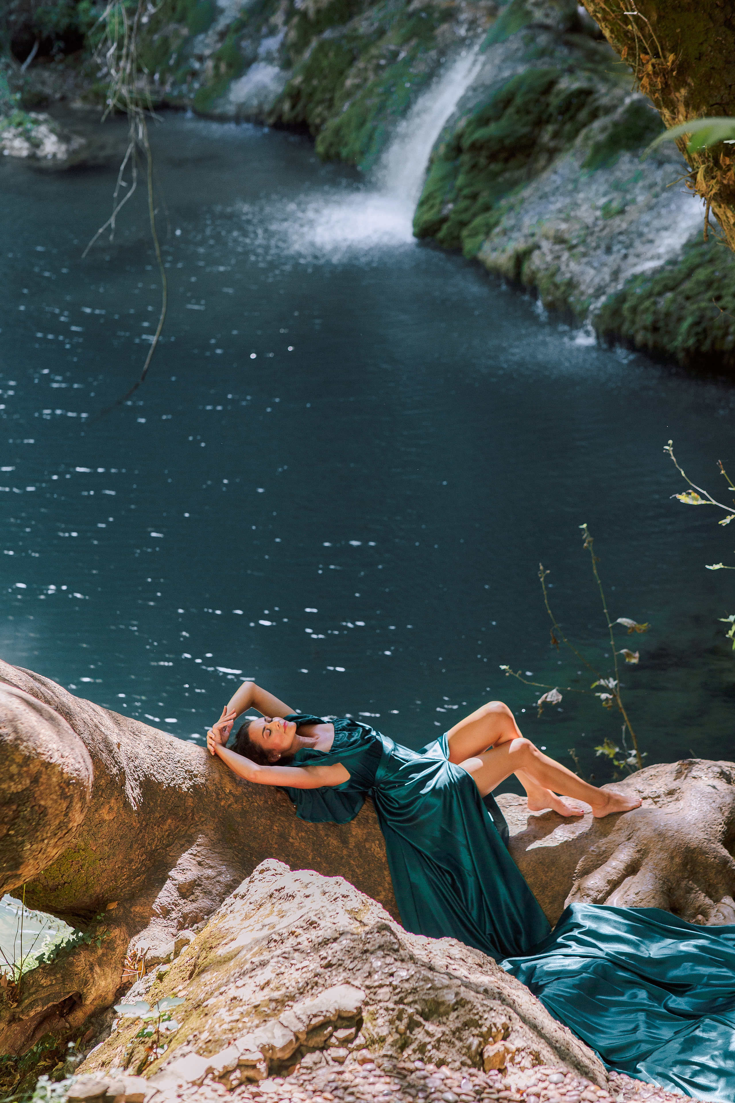 Photo shoot at the waterfall for mom and daughter. Professional Photographer in Alanya, Side, Belek | Alsu Develi  Wedding, Family and portrait photo sessions