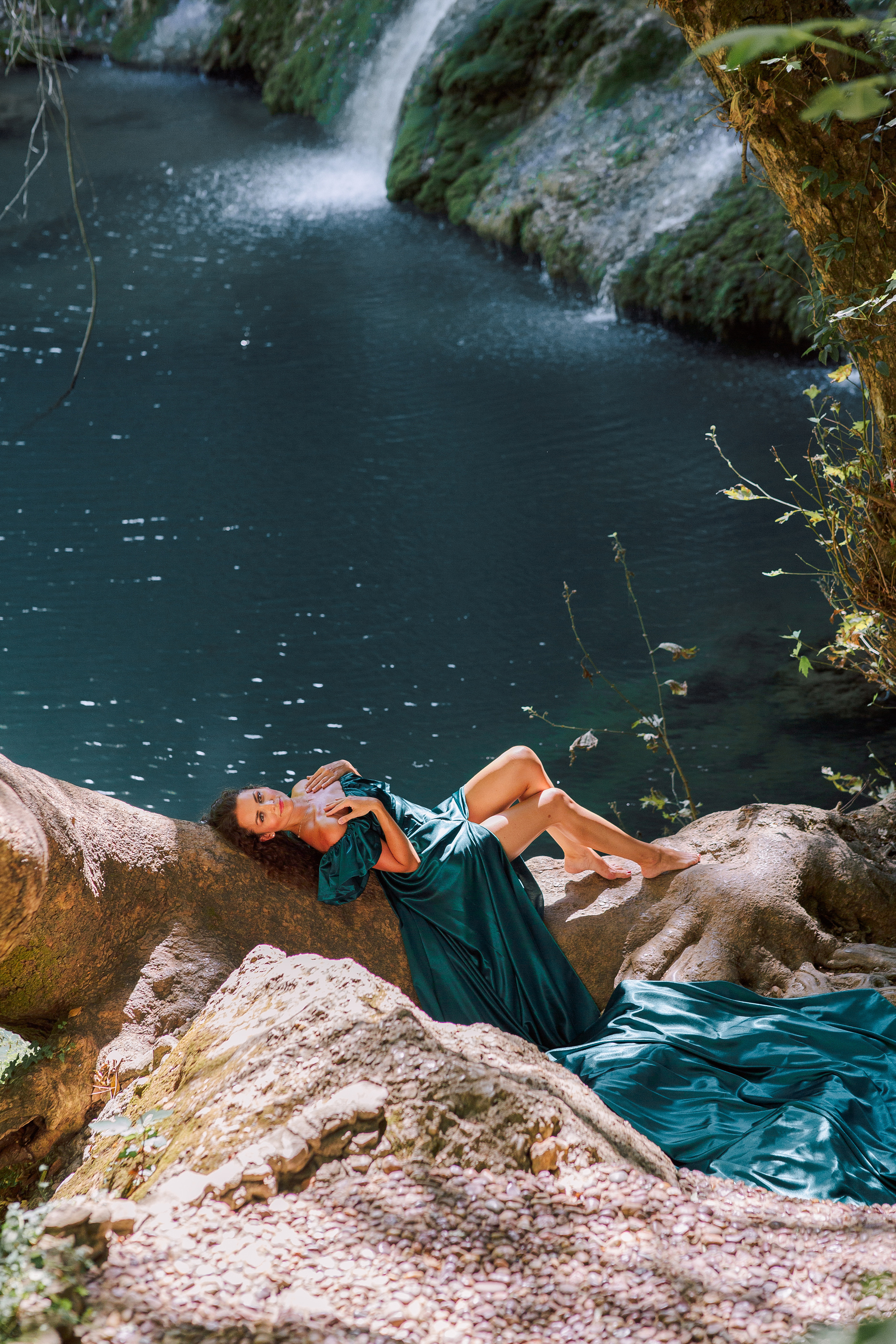 Photo shoot at the waterfall for mom and daughter. Professional Photographer in Alanya, Side, Belek | Alsu Develi  Wedding, Family and portrait photo sessions