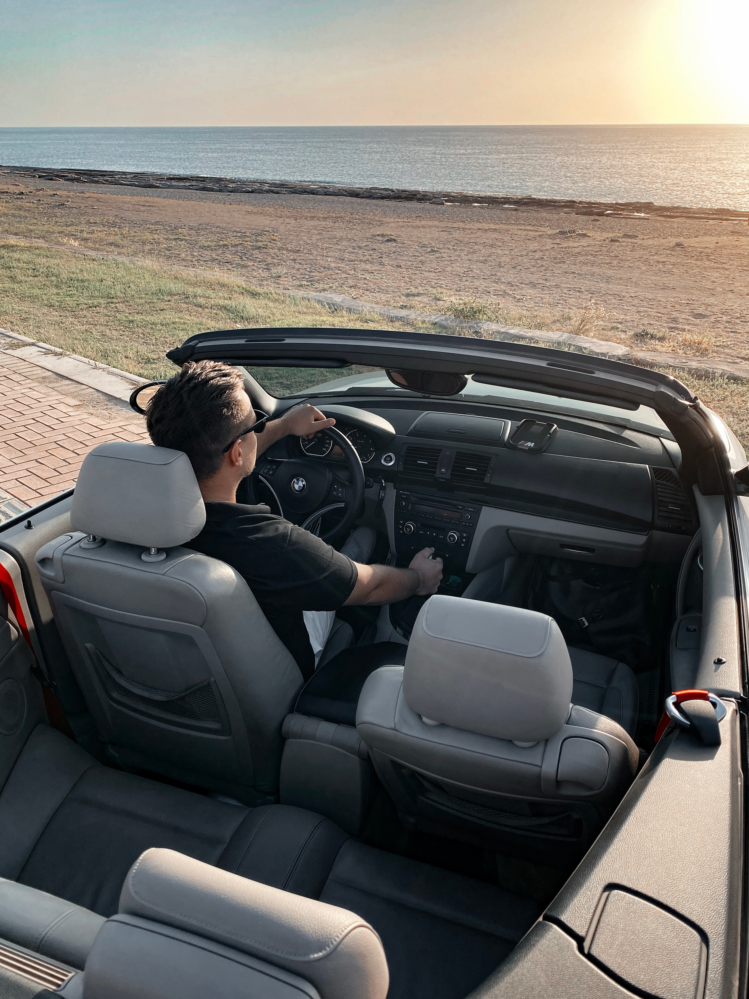 Съемка для контента с кабриолетом. Фотограф в Алании в Турции, Аланья, Сиде, Белек, Анталия, Кемер, Конаклы, Окурджалар. Фотосъемки в Алании. Фотосессия в Алания.Алсу Девели