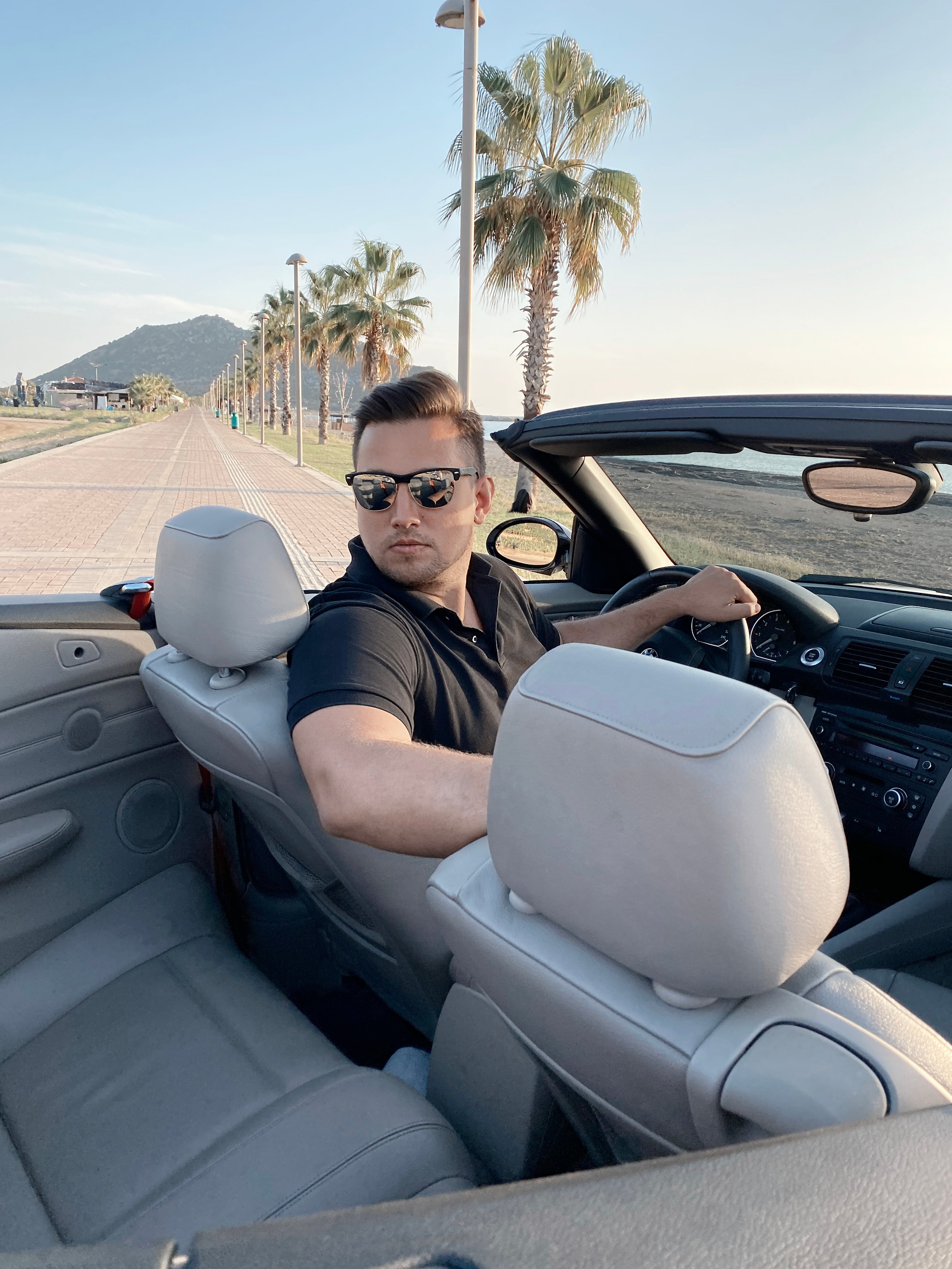 Съемка для контента с кабриолетом. Фотограф в Алании в Турции, Аланья, Сиде, Белек, Анталия, Кемер, Конаклы, Окурджалар. Фотосъемки в Алании. Фотосессия в Алания.Алсу Девели