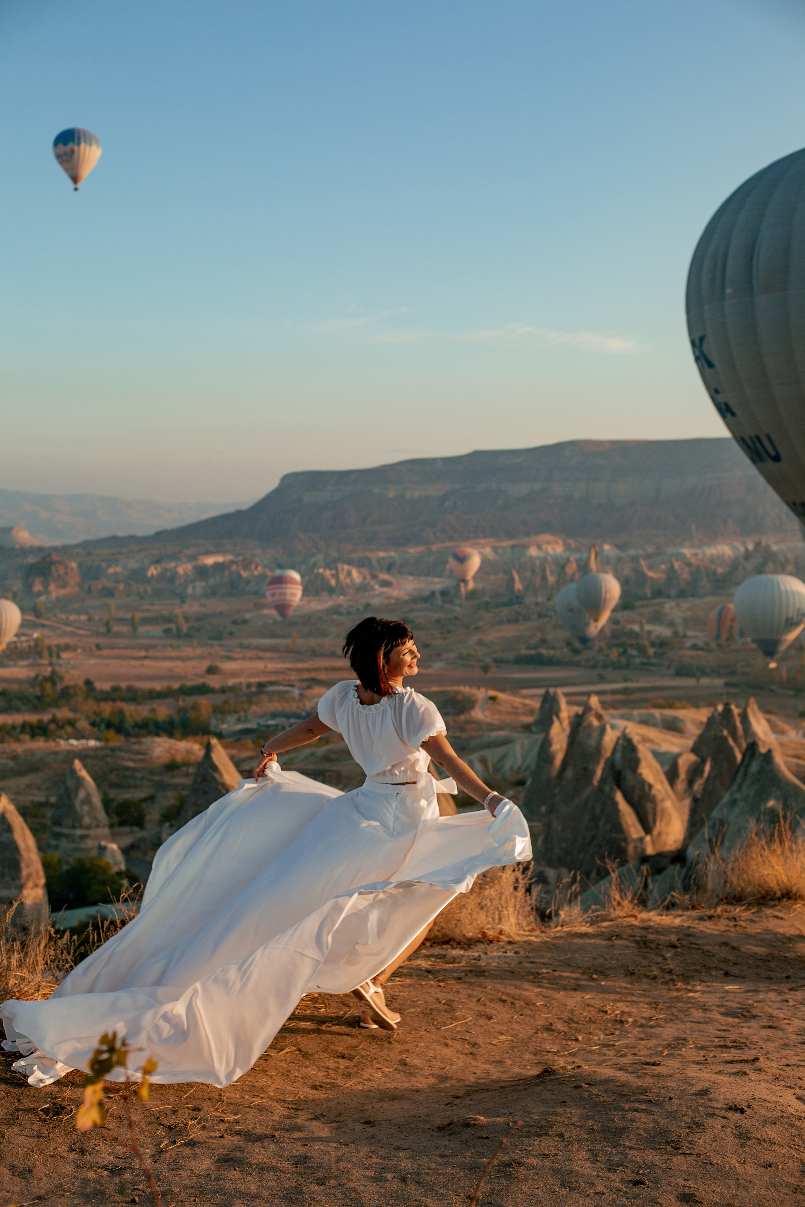 Photo shoot in Cappadocia against the backdrop of floating balloons. Professional Photographer in Alanya, Side, Belek | Alsu Develi  Wedding, Family and portrait photo sessions