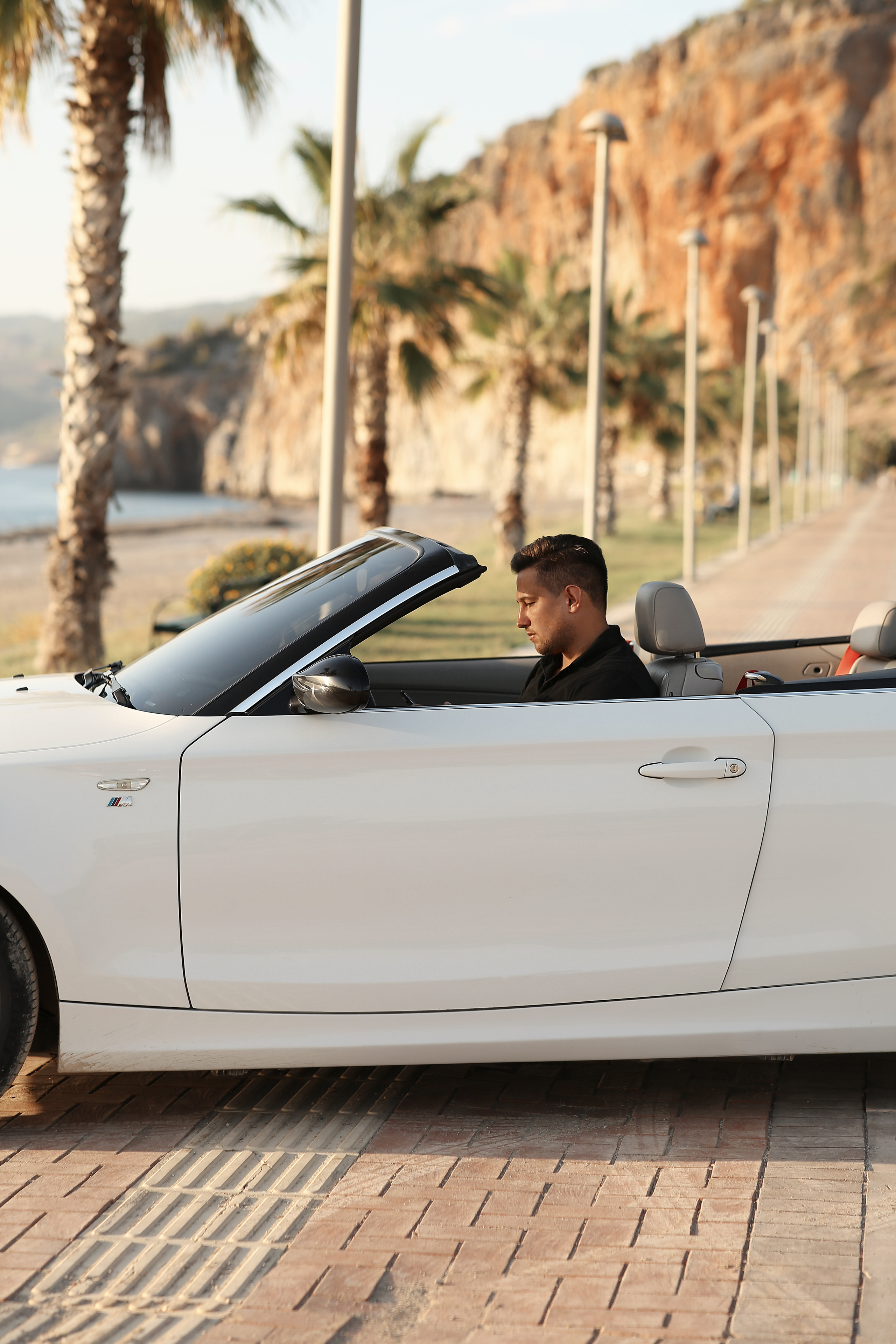 Съемка для контента с кабриолетом. Фотограф в Алании в Турции, Аланья, Сиде, Белек, Анталия, Кемер, Конаклы, Окурджалар. Фотосъемки в Алании. Фотосессия в Алания.Алсу Девели