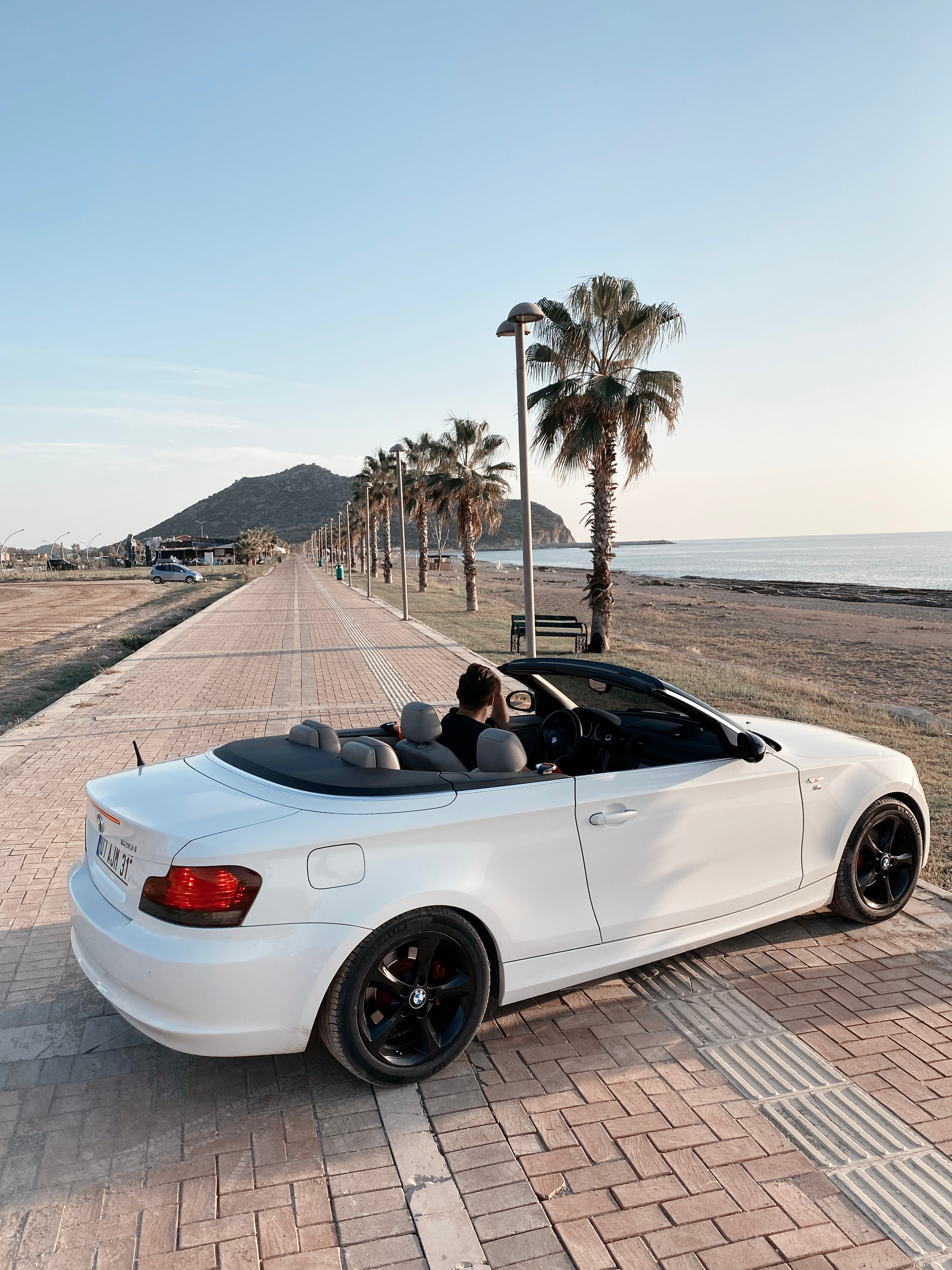 Съемка для контента с кабриолетом. Фотограф в Алании в Турции, Аланья, Сиде, Белек, Анталия, Кемер, Конаклы, Окурджалар. Фотосъемки в Алании. Фотосессия в Алания.Алсу Девели