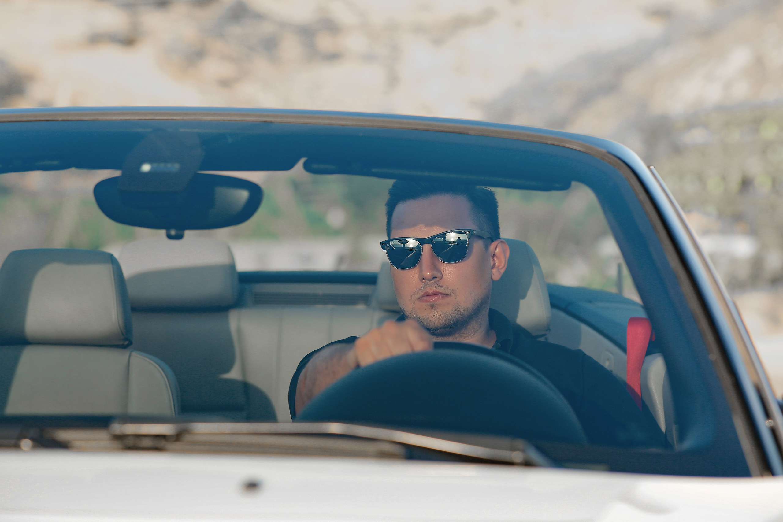 Съемка для контента с кабриолетом. Фотограф в Алании в Турции, Аланья, Сиде, Белек, Анталия, Кемер, Конаклы, Окурджалар. Фотосъемки в Алании. Фотосессия в Алания.Алсу Девели