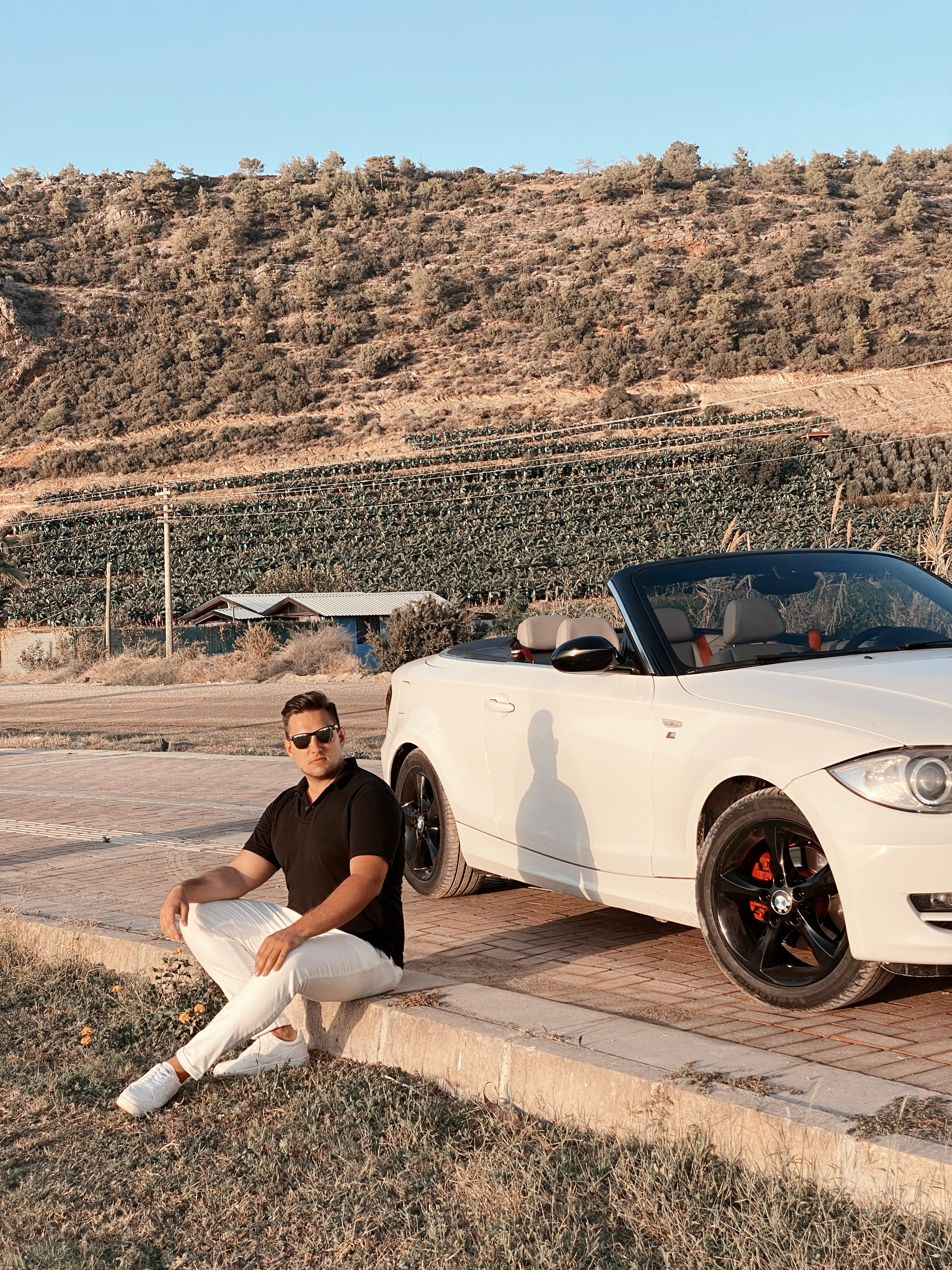 Съемка для контента с кабриолетом. Фотограф в Алании в Турции, Аланья, Сиде, Белек, Анталия, Кемер, Конаклы, Окурджалар. Фотосъемки в Алании. Фотосессия в Алания.Алсу Девели