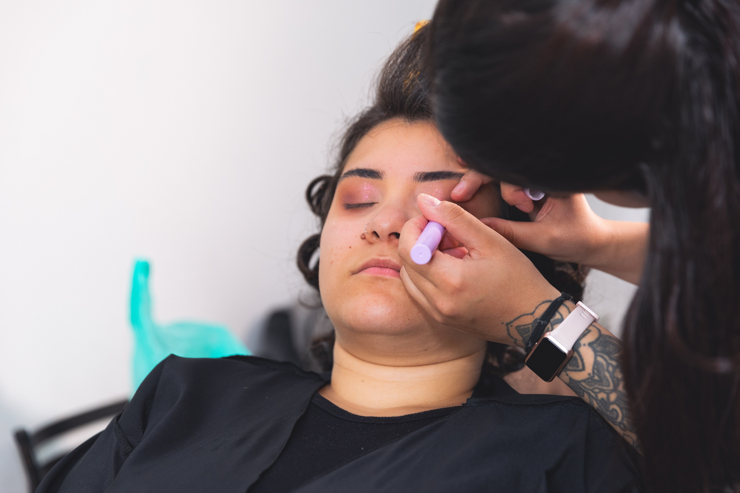 A noiva fazendo sua maquiagem para ficar ainda mais bela no altar.