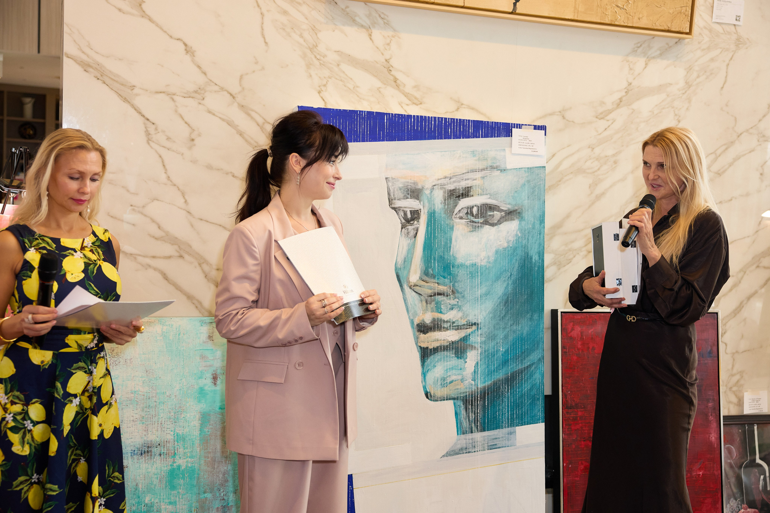 Авторская благотворительная художественная выставка Дианы Бортник. Фотограф Юлия Маковеева