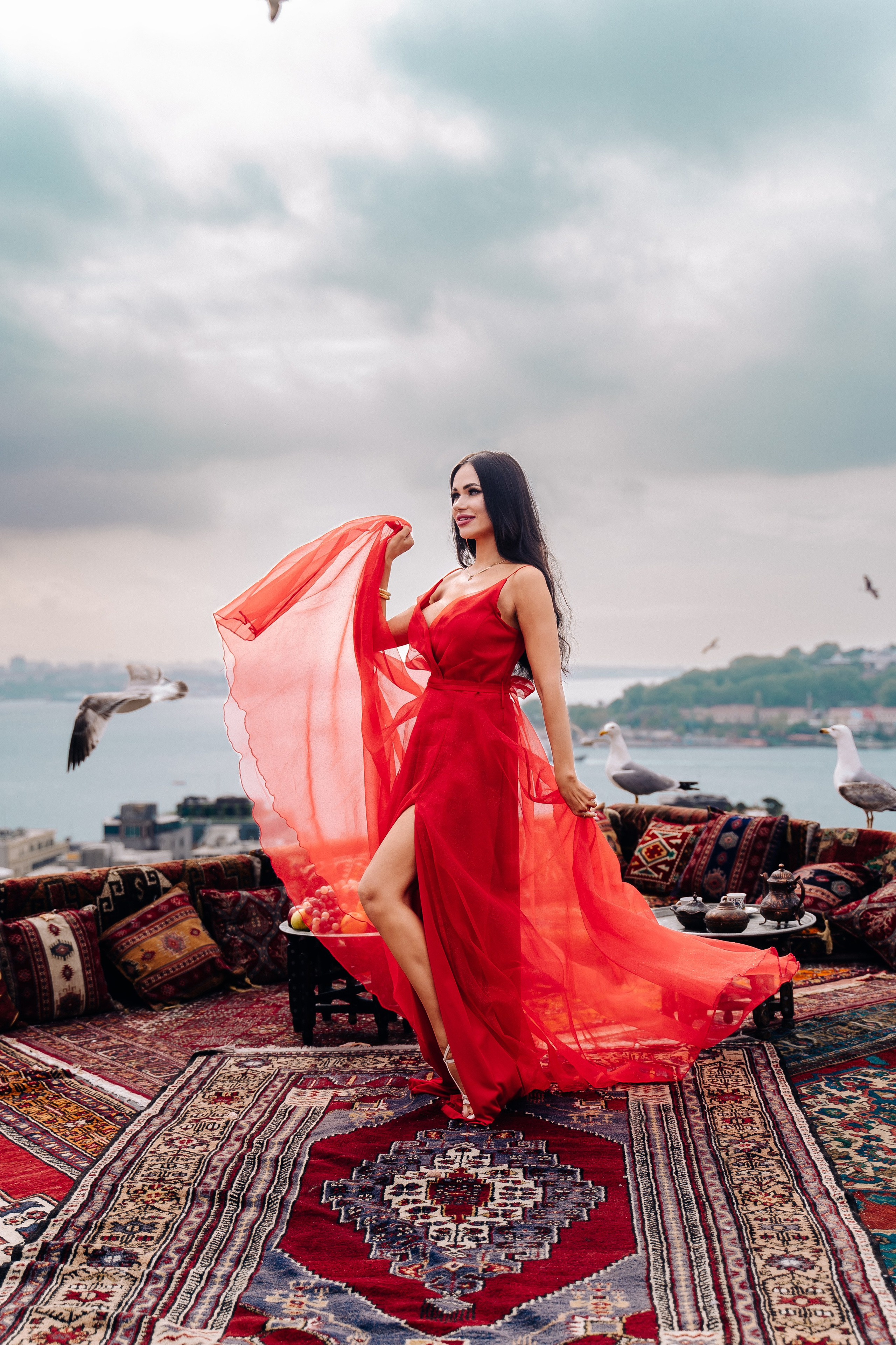 Фотосессии в дизайнерских нарядах в Стамбуле. Wedding, family and lifestyle photographer Anatoly. Photo sessions on rooftops with seagulls. Istanbul