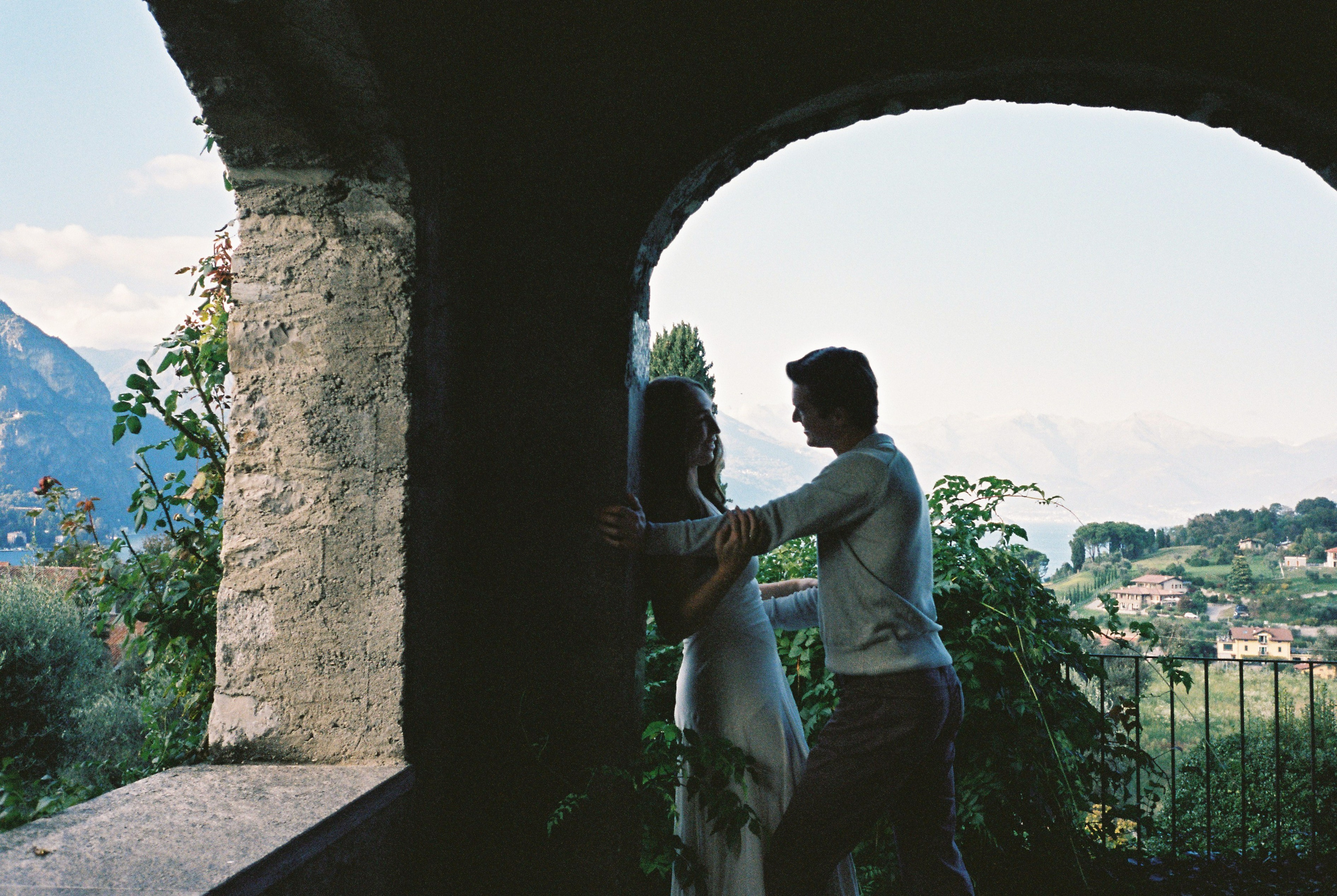 Pre-wedding photoshoot in Bellagio. Wedding photographer in Italy