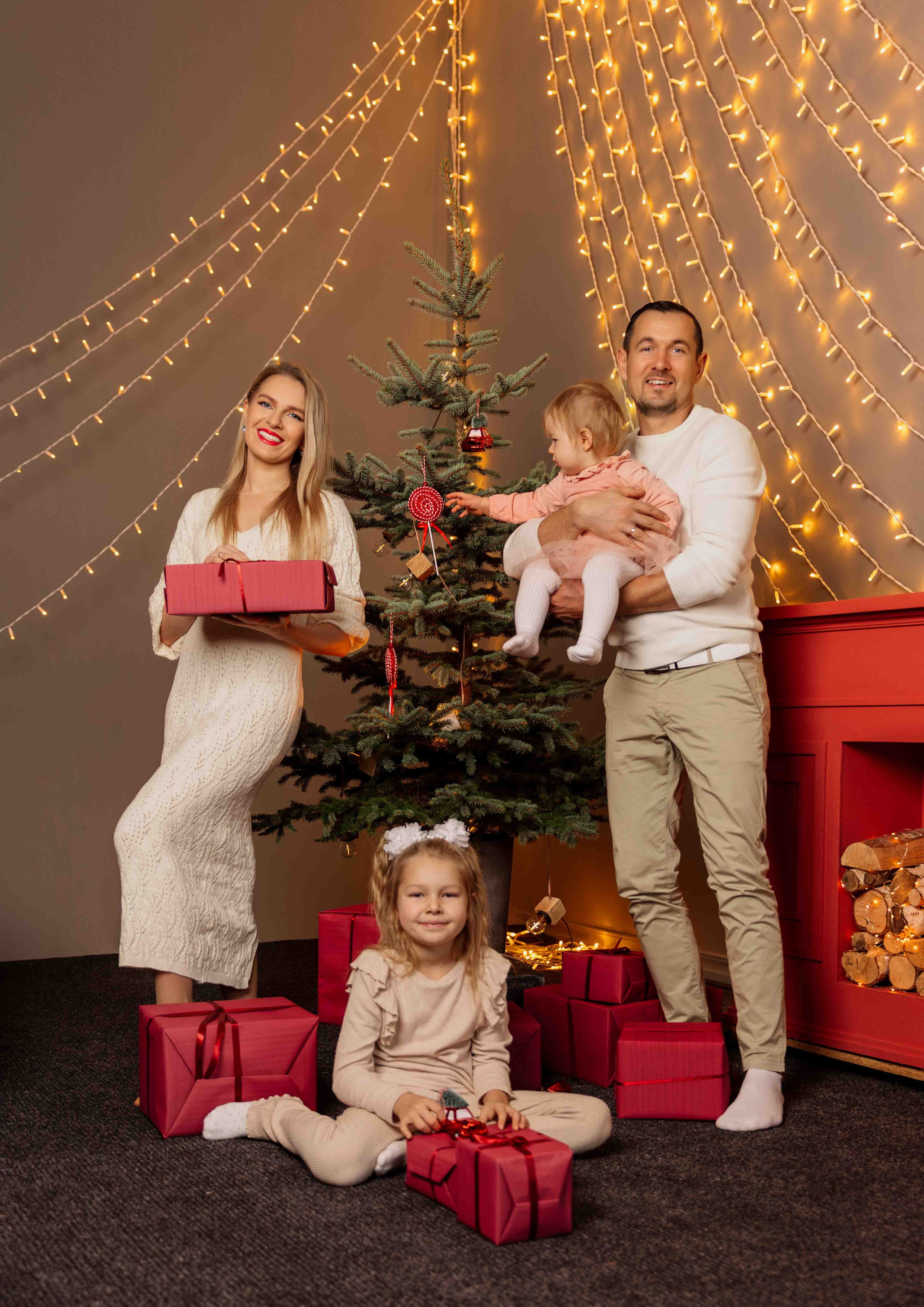 Jauki Kalėdinė fotosesija Vilniuje: studijoje, namų šilumoje, gamtoje ar mieste. Framed by Evelina | Vestuvių fotografė