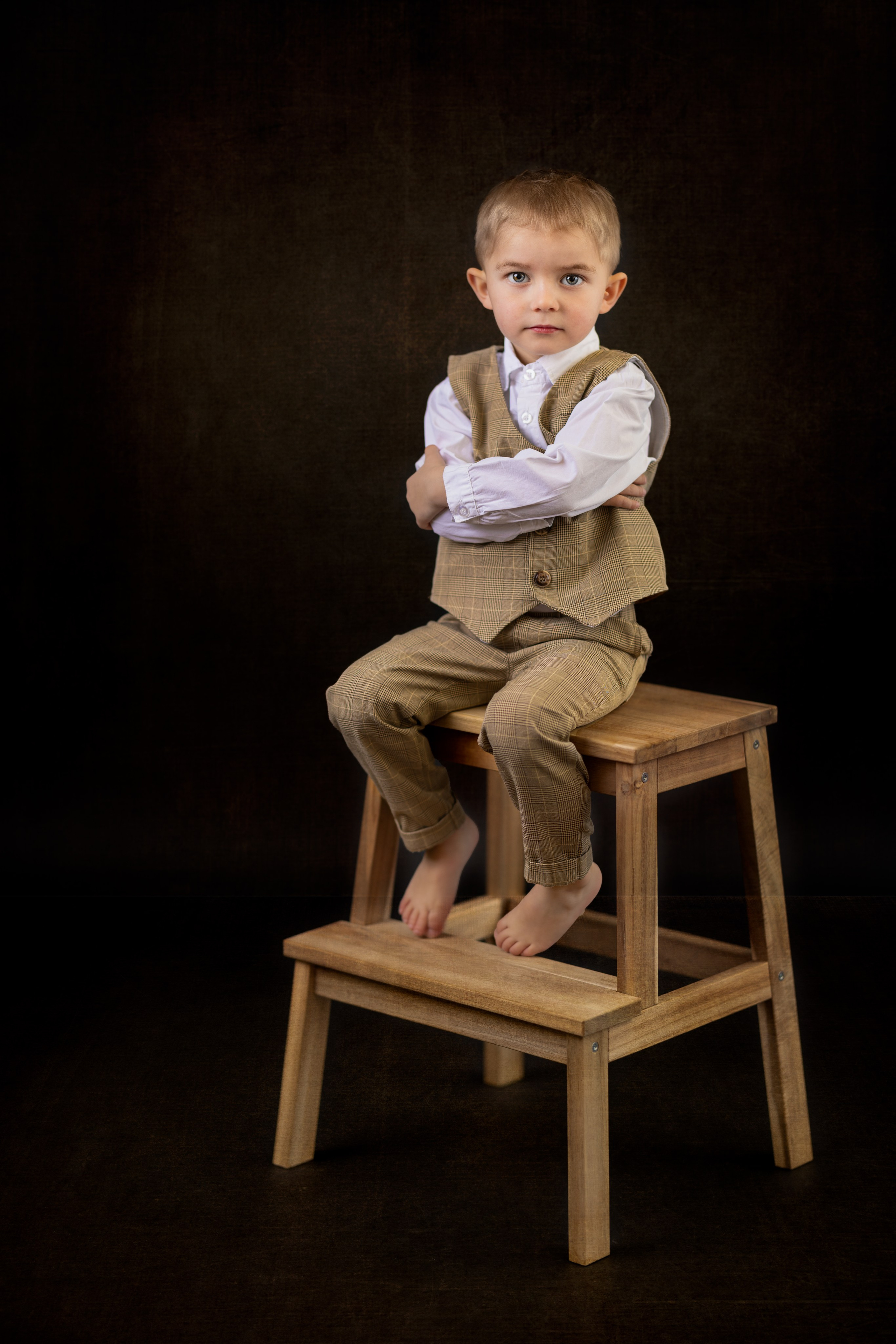 Fine Art children’s portraits in Dresden – artistic photography for your child. A studio with unique vintage outfits, perfect lighting, and an artistic atmosphere. No matter how active your child is – I will capture their essence beautifully!
