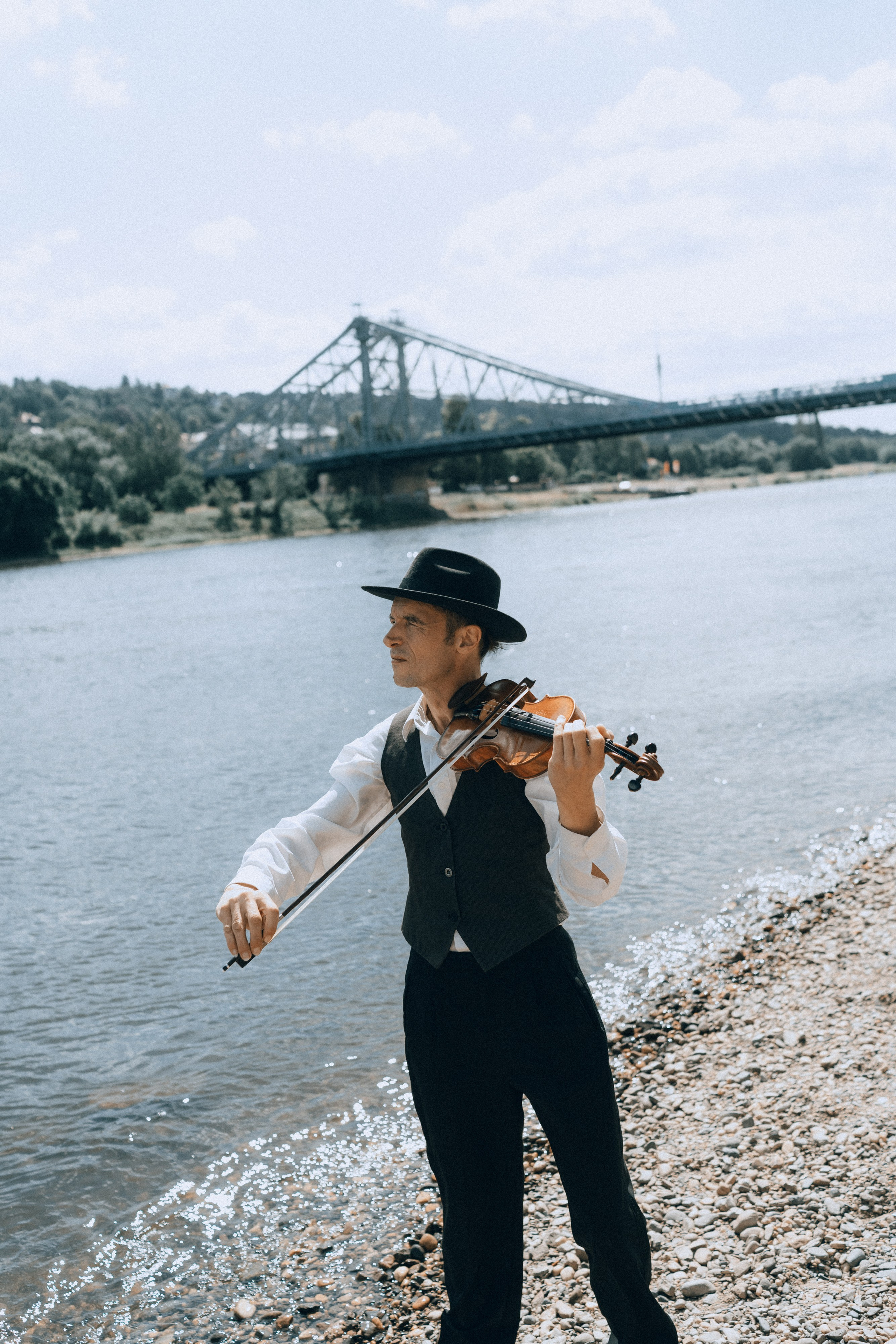 Geiger am Flussufer mit Blick auf das Blaue Wunder, Dresden