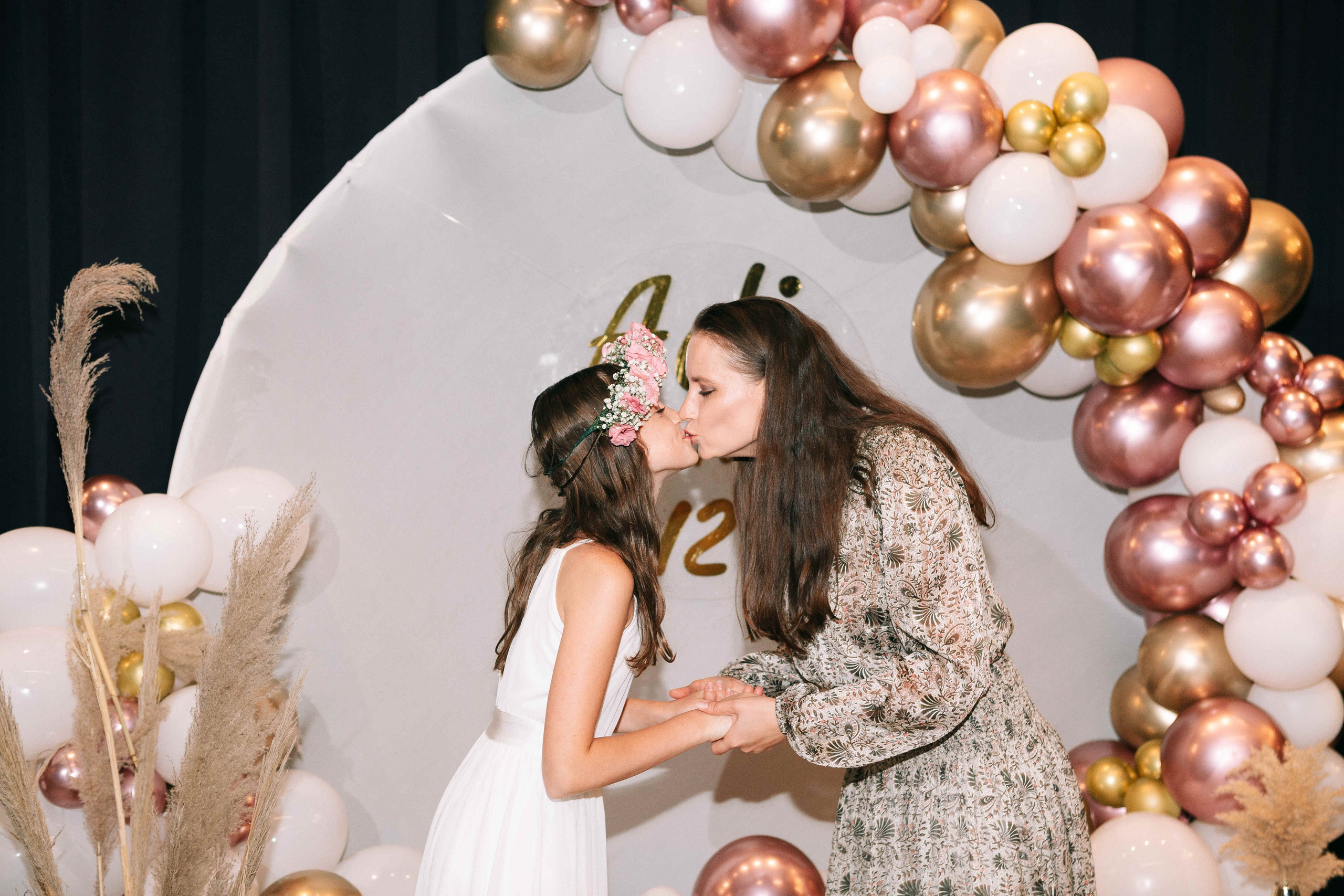 PARTY WITH FRIENDS. Https://shi-photo.com/