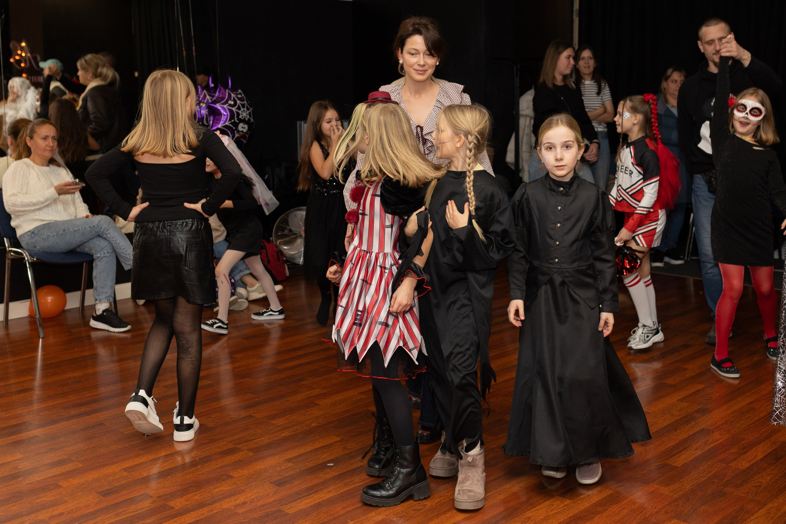 Leo dance studio Helloween 2025. Семейный и детский фотограф в Варшаве Мила Бобровская