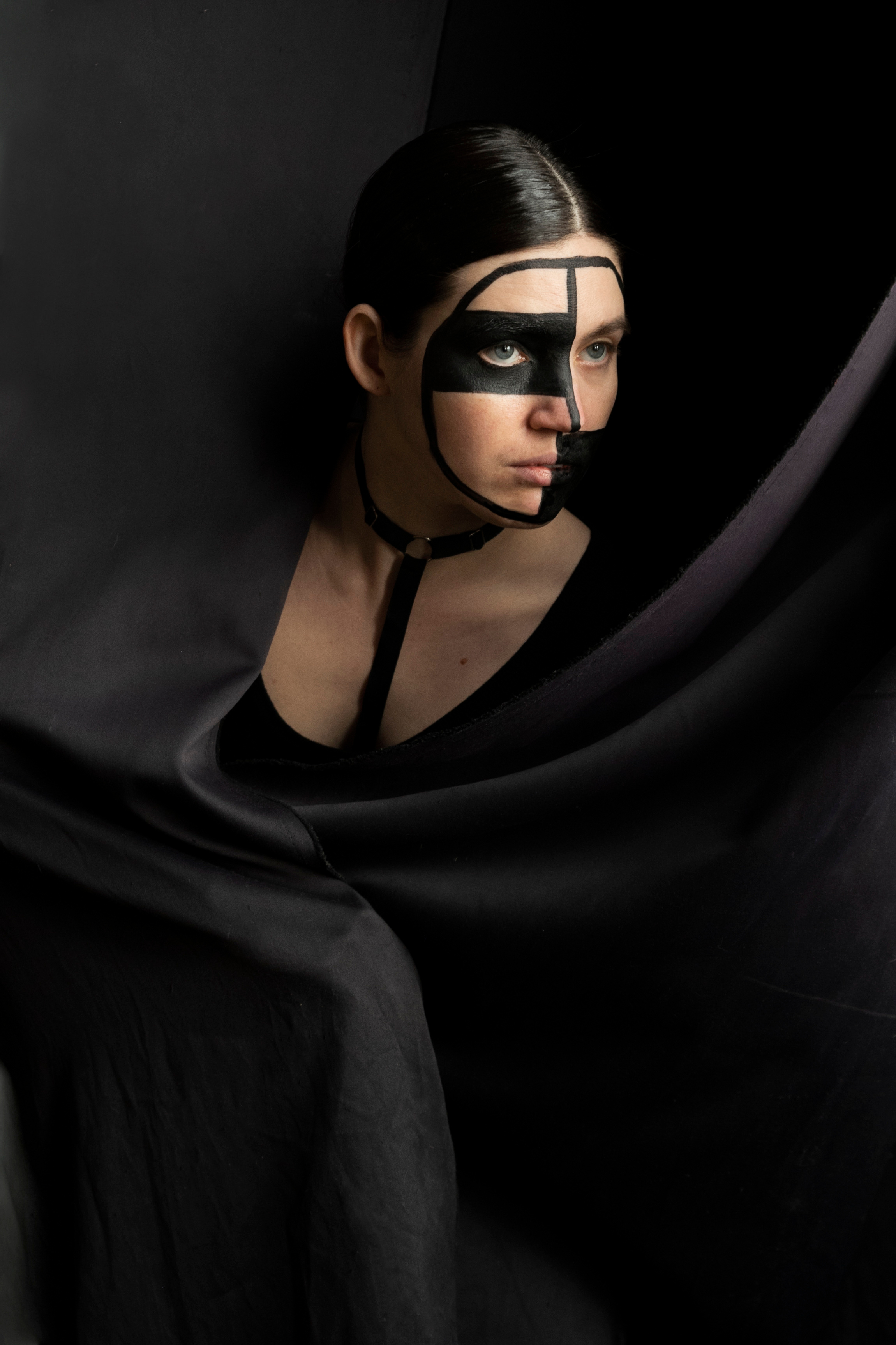 BLACK MASK. Anastasiia Antoniuk portrait, family and couple photographer, Portugal