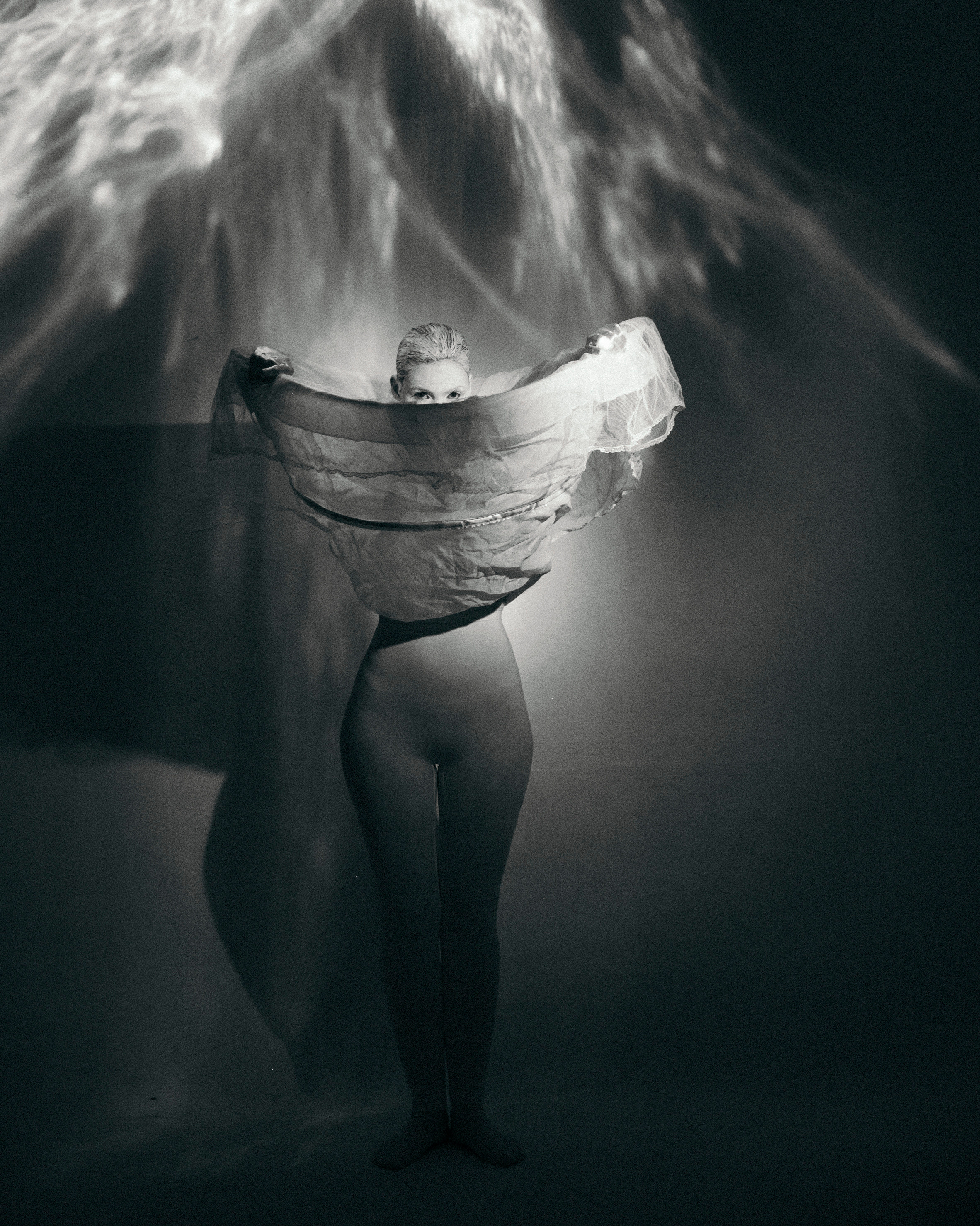 WHITE MASK. Anastasiia Antoniuk portrait, family and couple photographer, Portugal