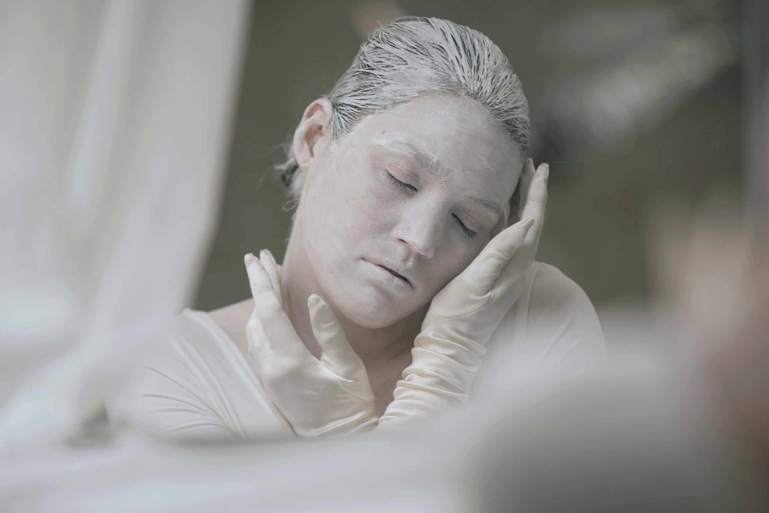 WHITE MASK. Anastasiia Antoniuk portrait, family and couple photographer, Portugal