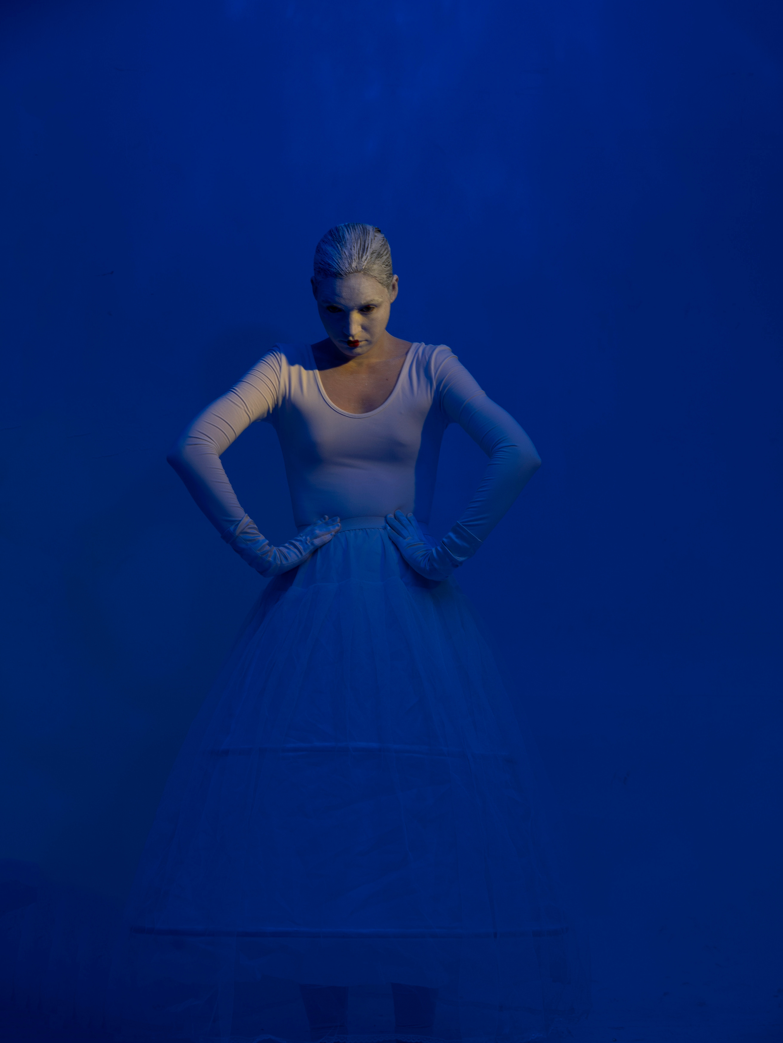 WHITE MASK. Anastasiia Antoniuk portrait, family and couple photographer, Portugal