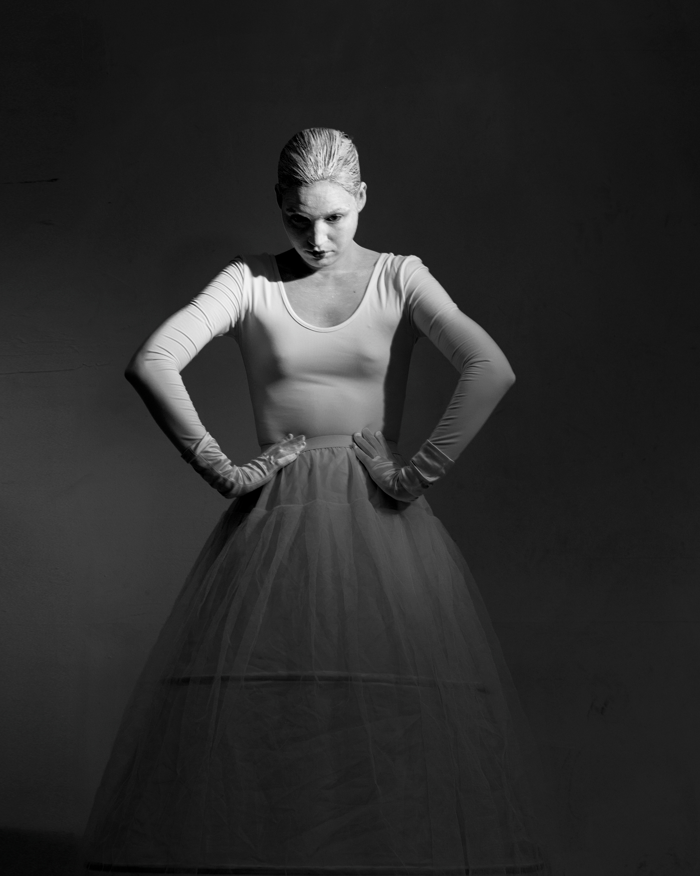 WHITE MASK. Anastasiia Antoniuk portrait, family and couple photographer, Portugal