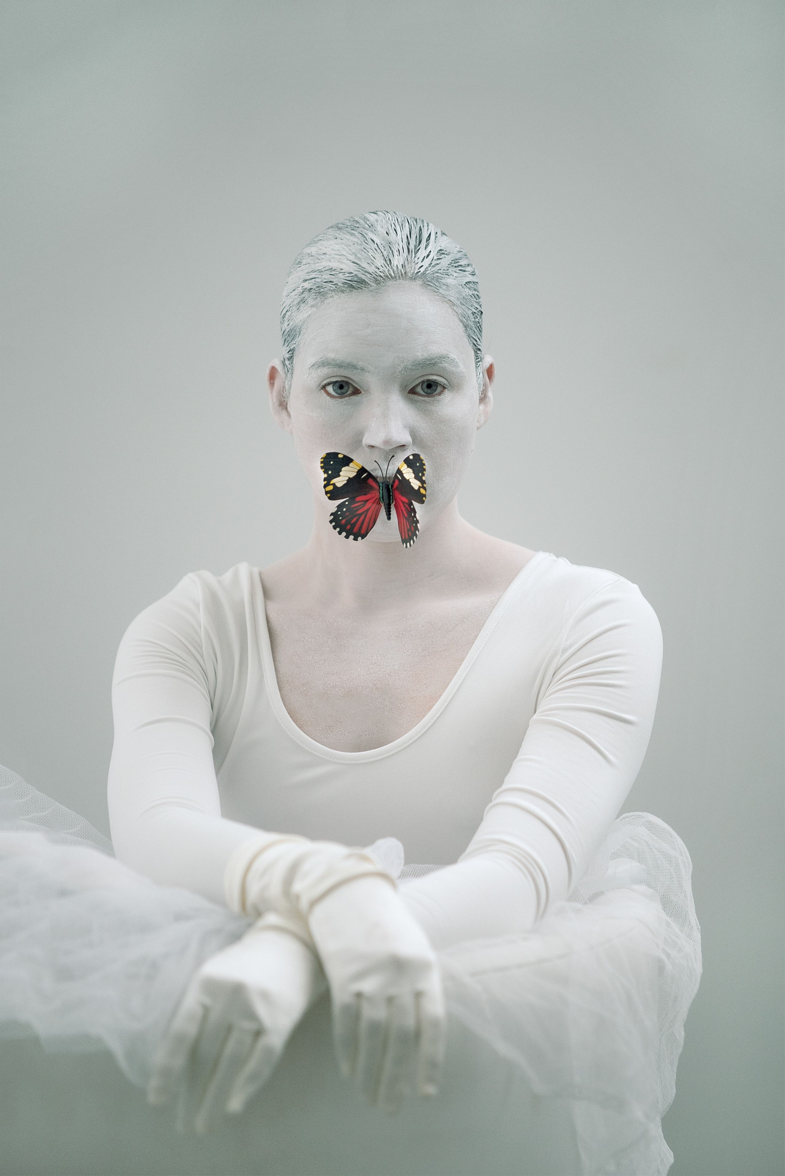 WHITE MASK. Anastasiia Antoniuk portrait, family and couple photographer, Portugal