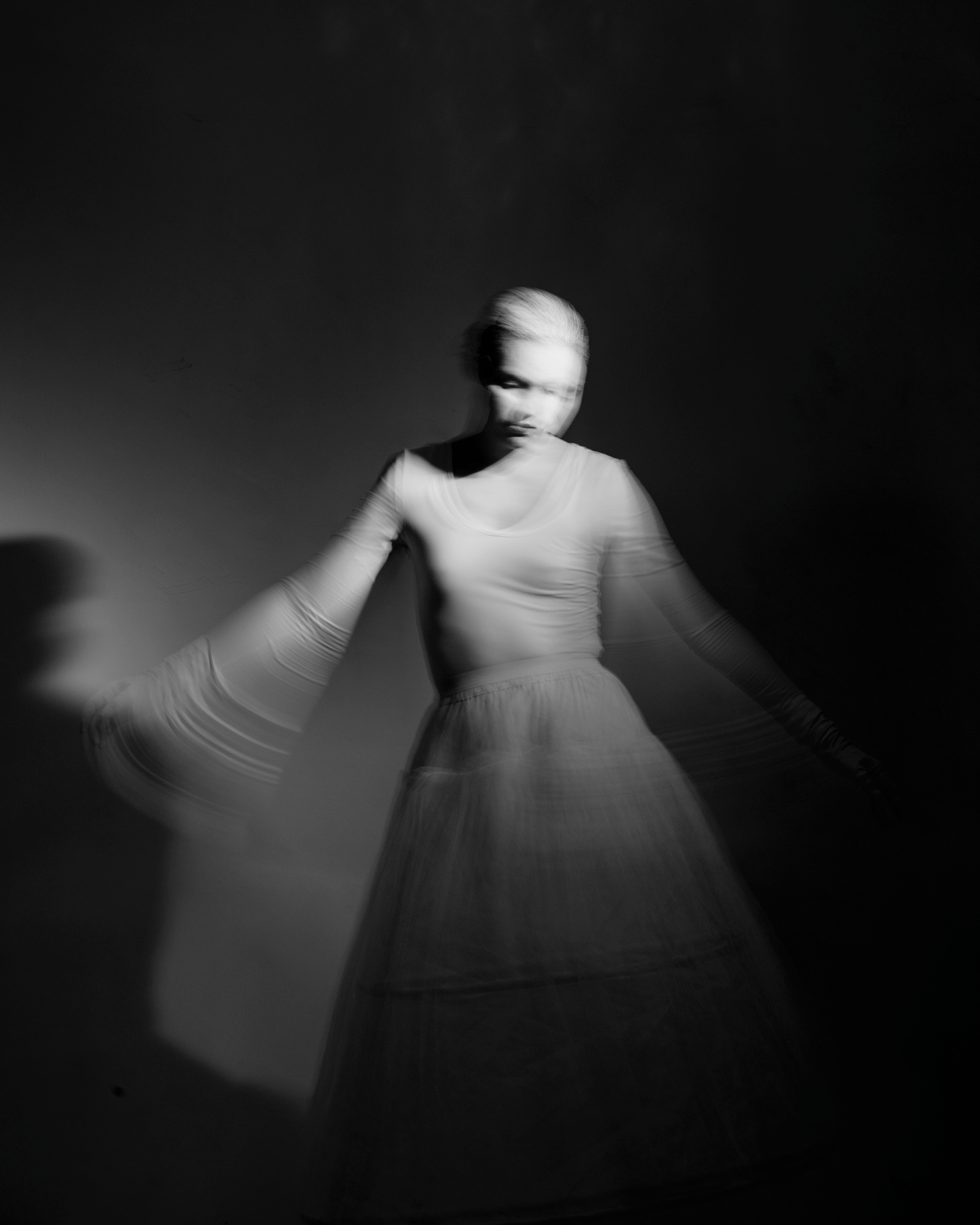 WHITE MASK. Anastasiia Antoniuk portrait, family and couple photographer, Portugal