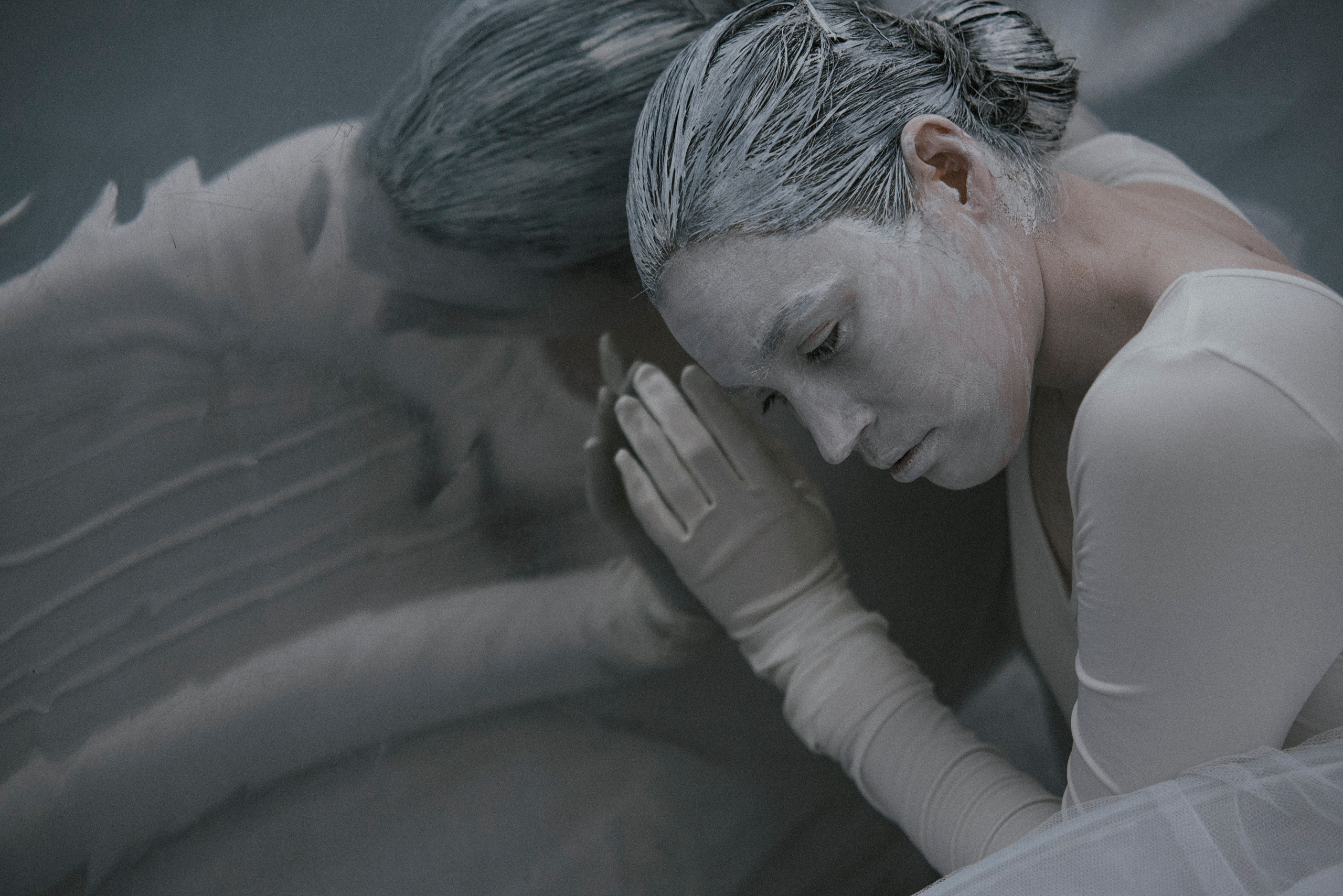 WHITE MASK. Anastasiia Antoniuk portrait, family and couple photographer, Portugal