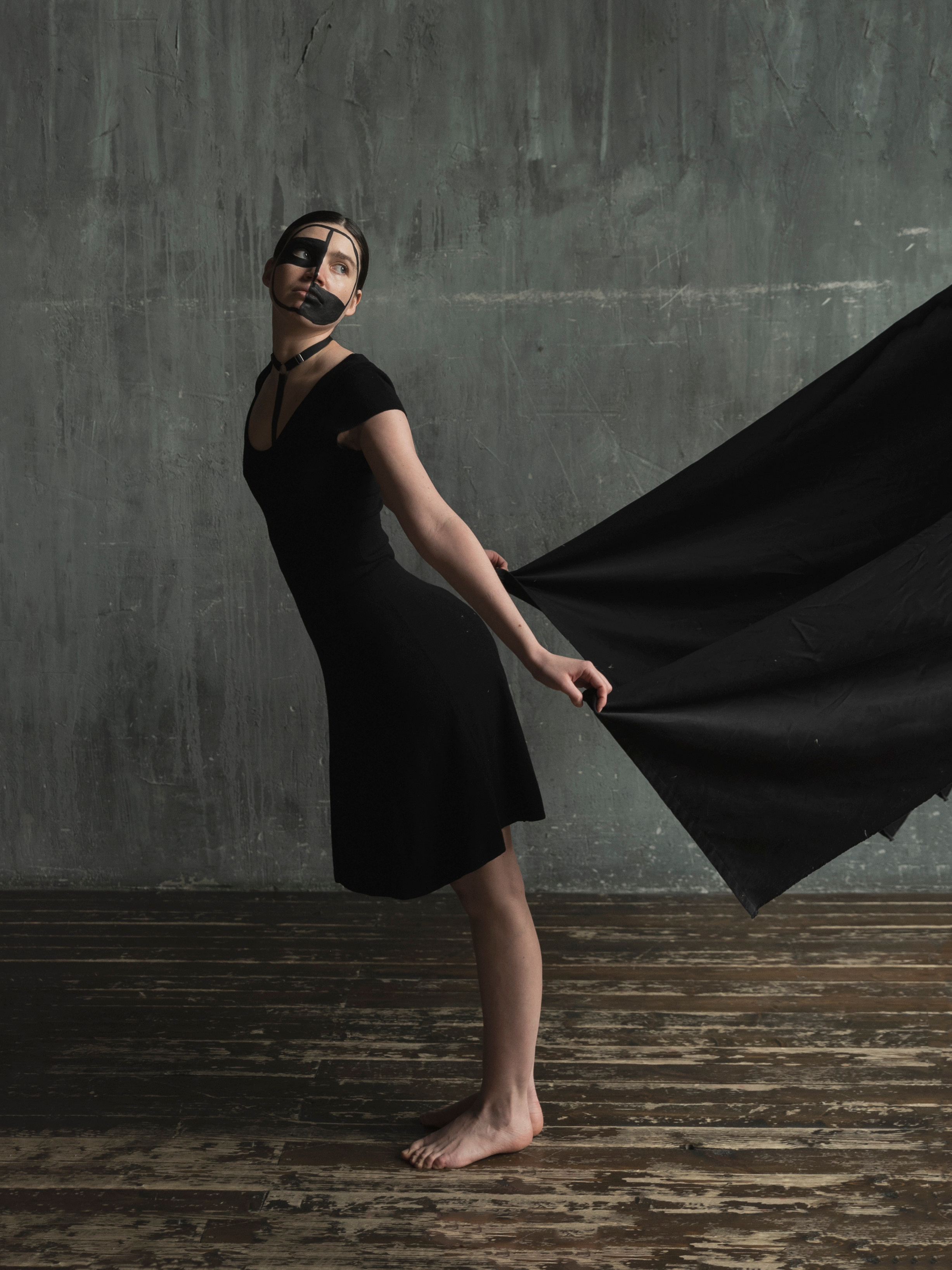 BLACK MASK. Anastasiia Antoniuk portrait, family and couple photographer, Portugal