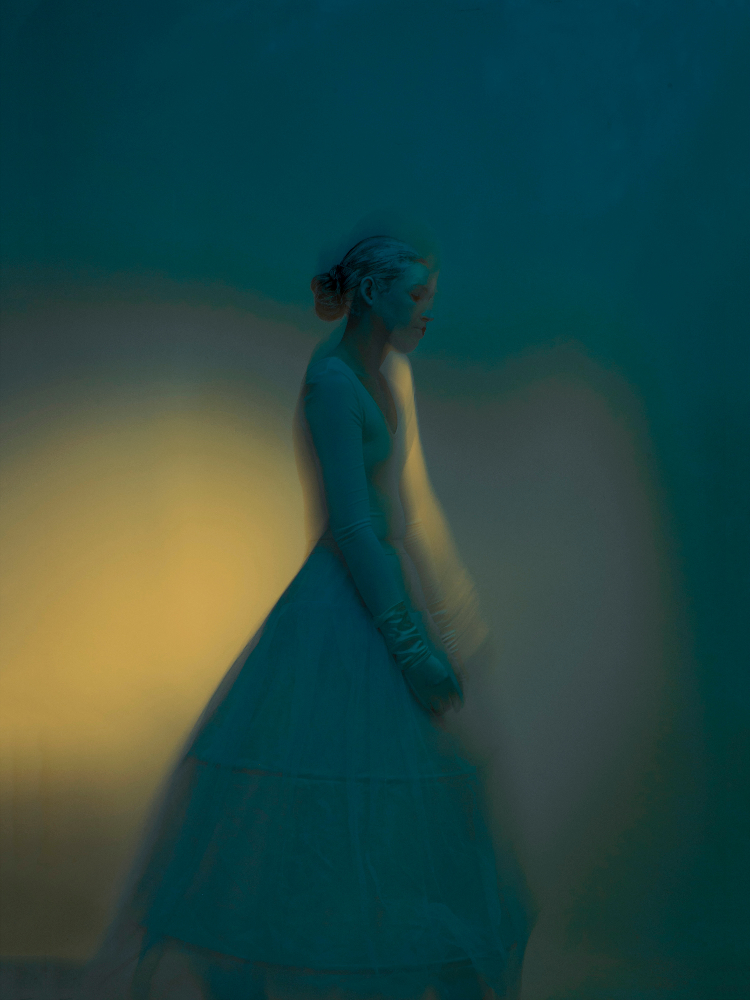 WHITE MASK. Anastasiia Antoniuk portrait, family and couple photographer, Portugal