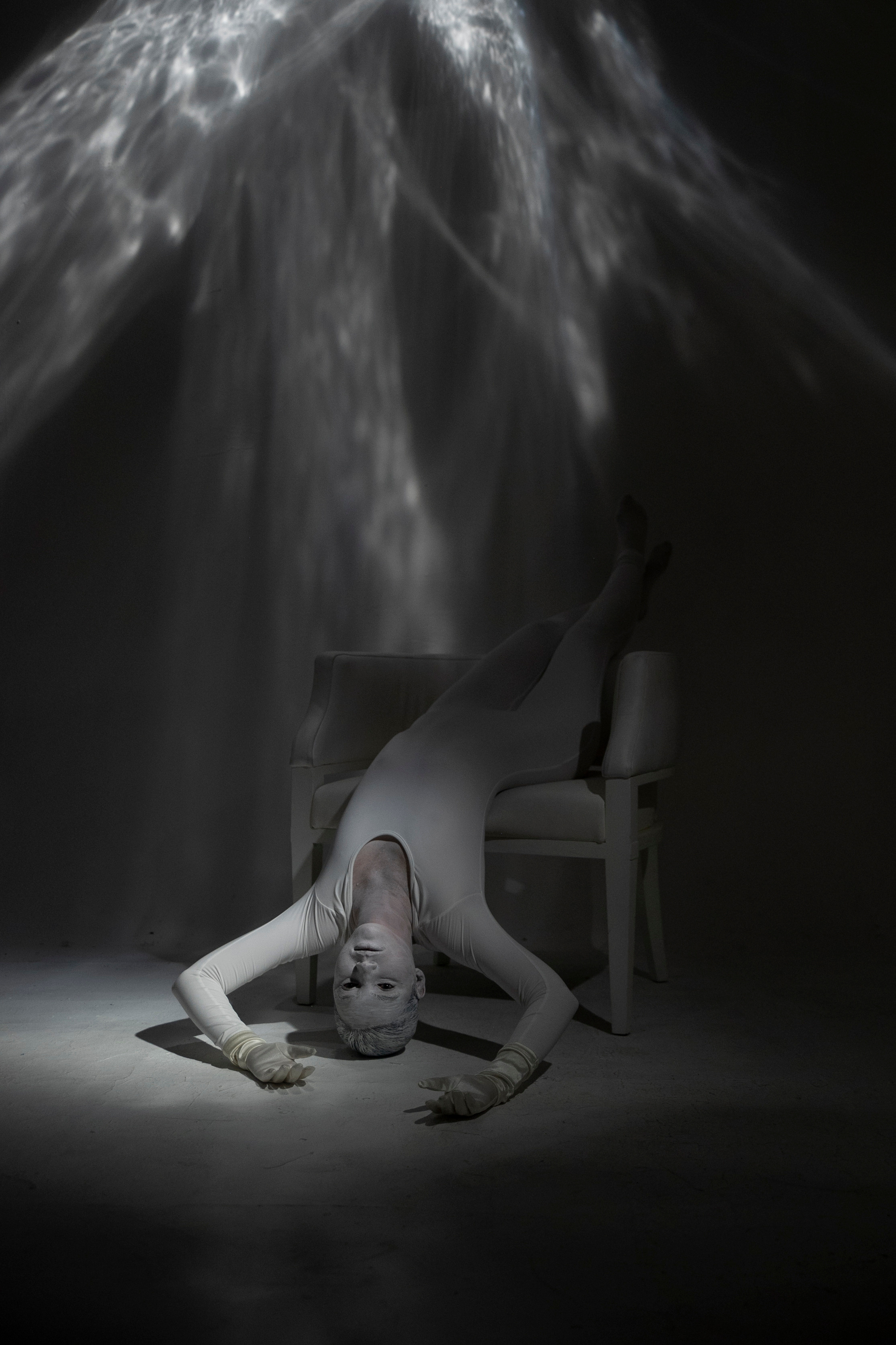 WHITE MASK. Anastasiia Antoniuk portrait, family and couple photographer, Portugal