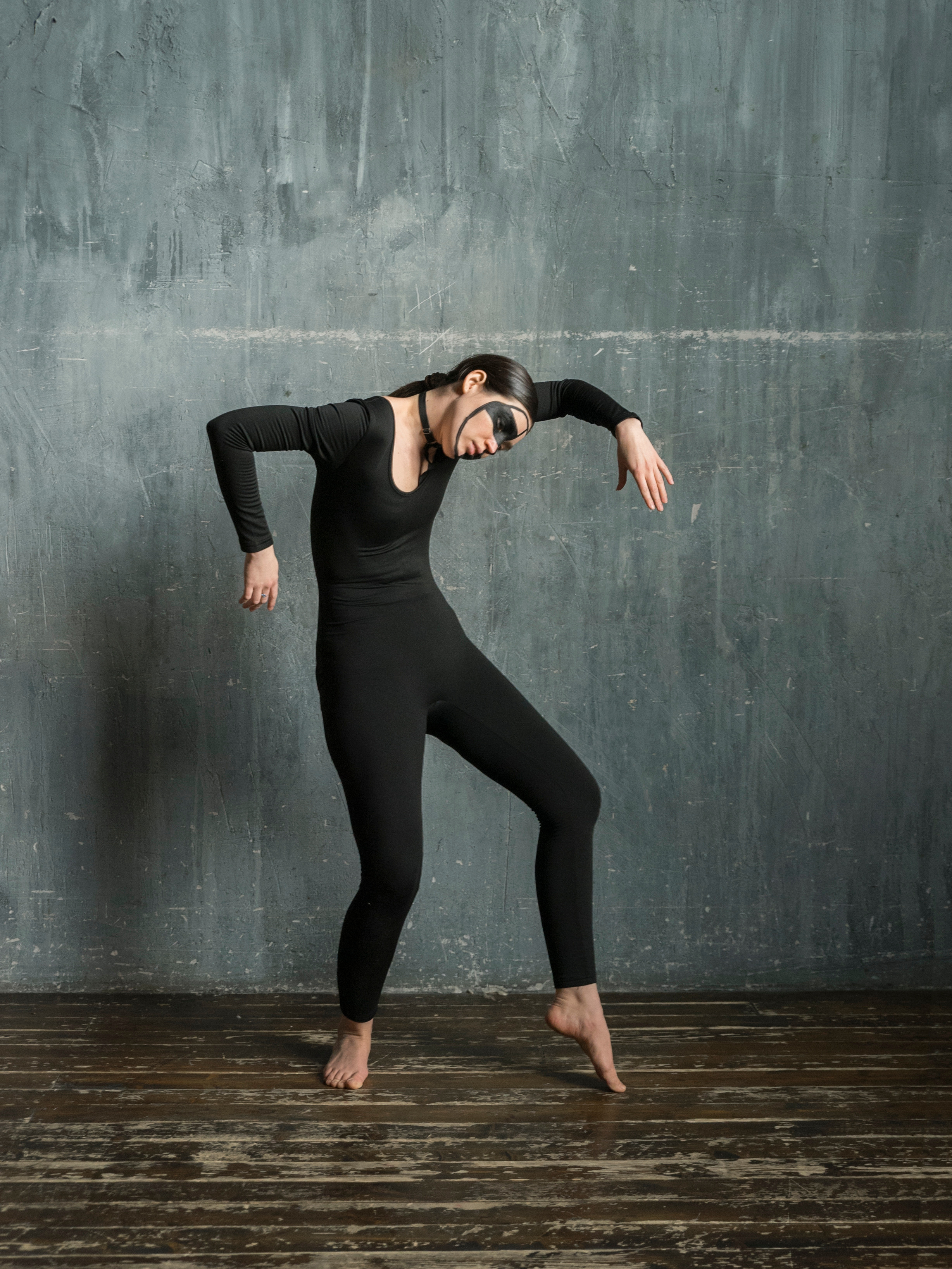 BLACK MASK. Anastasiia Antoniuk portrait, family and couple photographer, Portugal