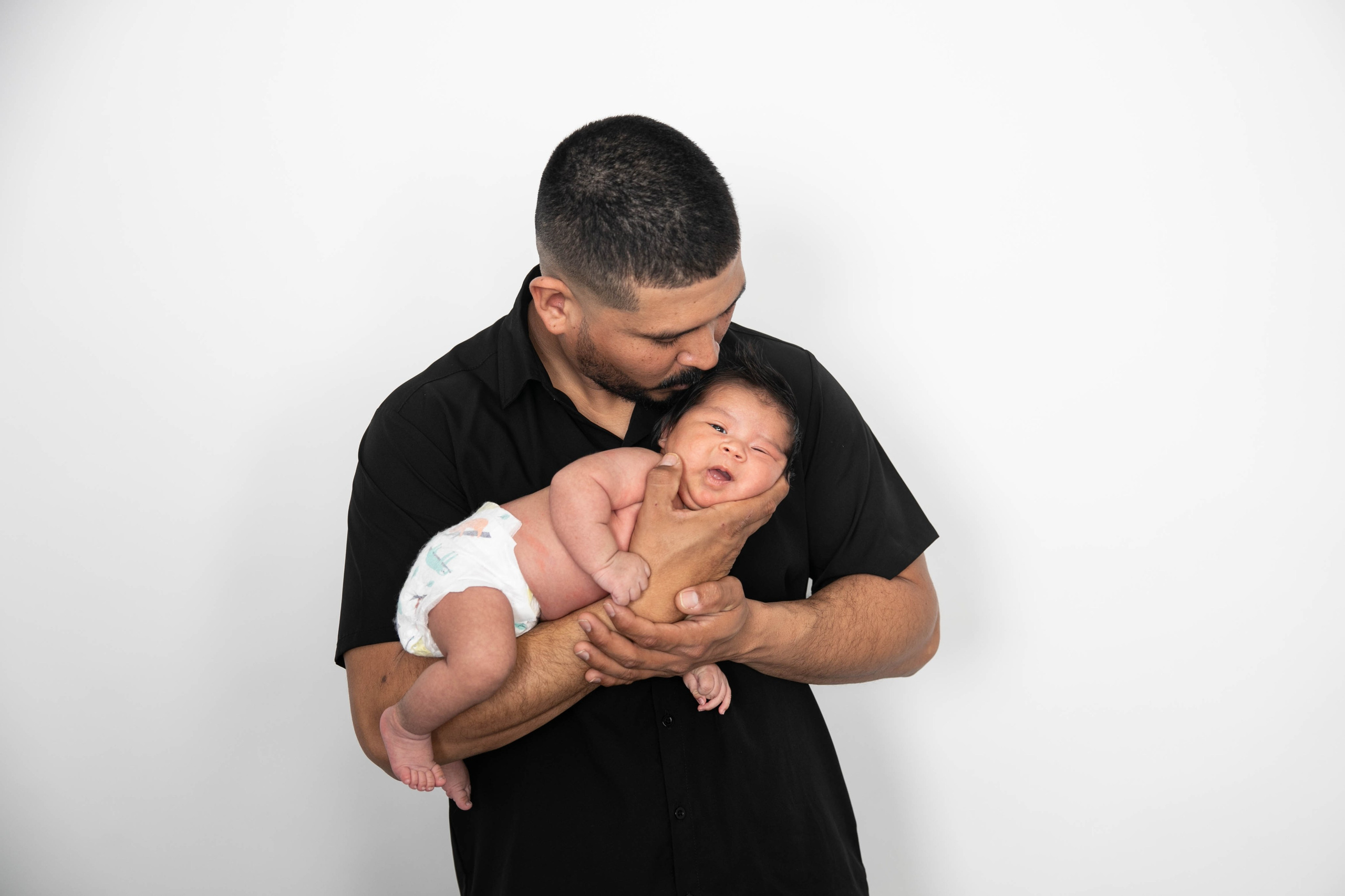 Maternity Photos — Isabel — Harold — Studio Photos. Fotografía accesible en Calgary