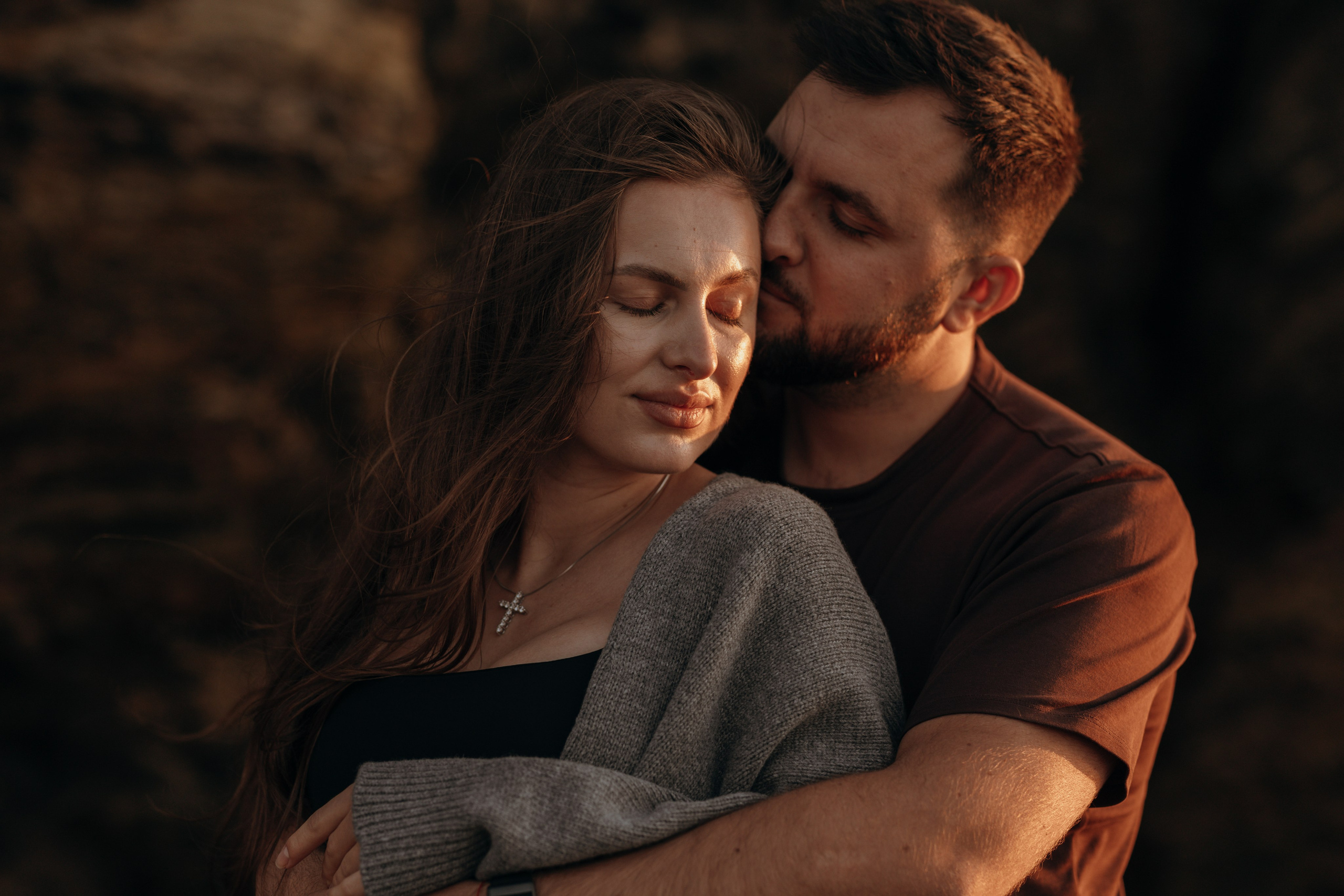 Sunset maternity photoshoot. Annah Louwagie — Lifestyle photographer for couples, families & brands | France & worldwide