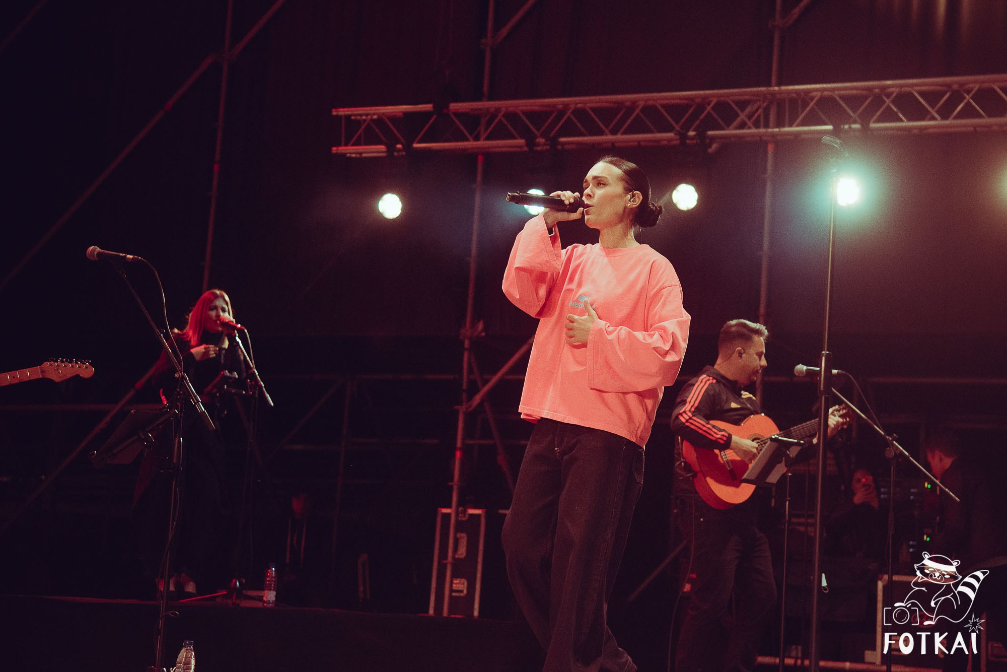 Marta Santos — Fotos del concierto en Alicante 2026: pop flamenco en El Muelle Live | FOTKAI
