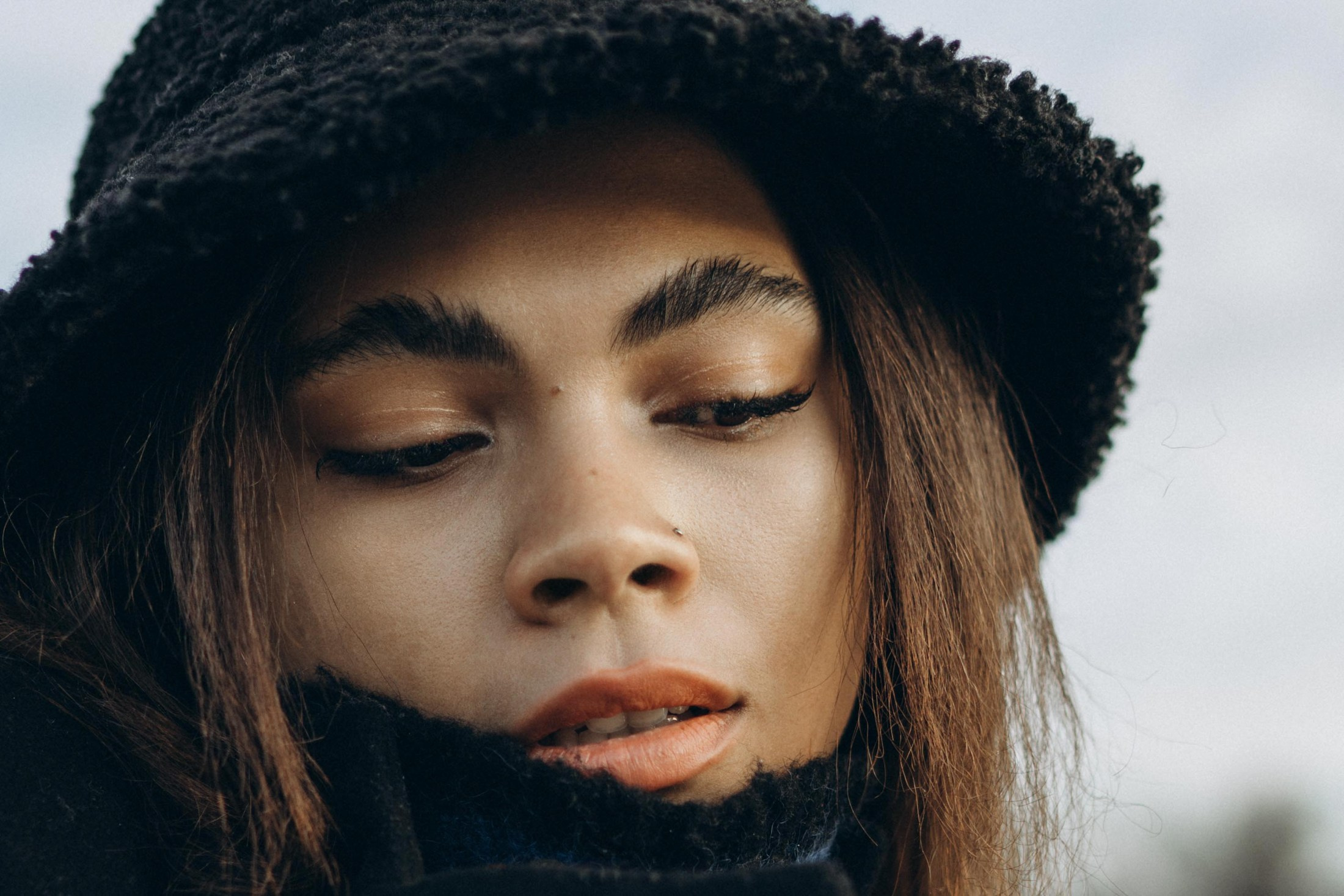 Detailaufnahme Gesicht mit Hut, sanftes Licht – stimmungsvolles Portrait