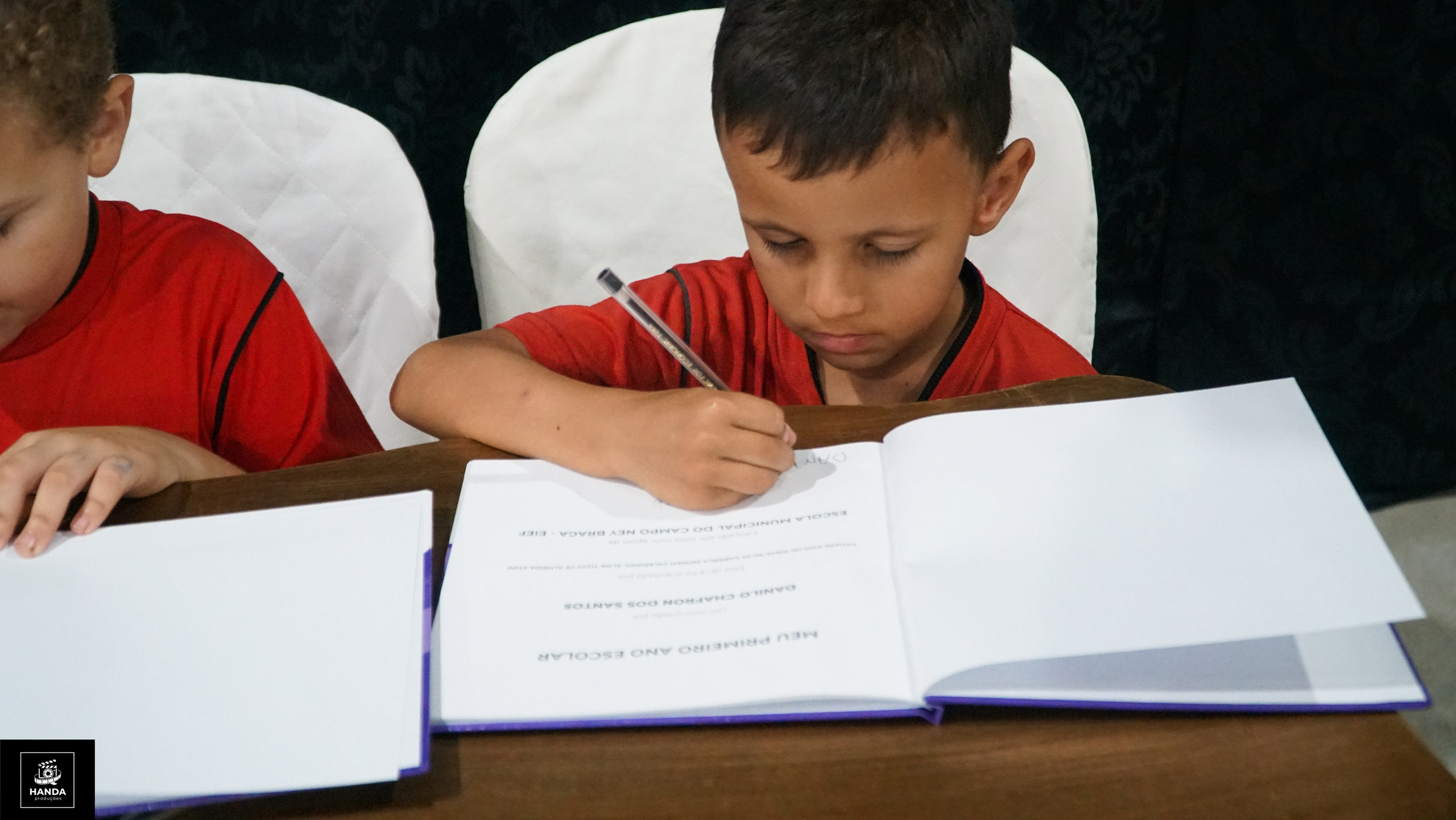 Noite autógrafos colégio Aurélio Buarque de Holanda. Handa Produções