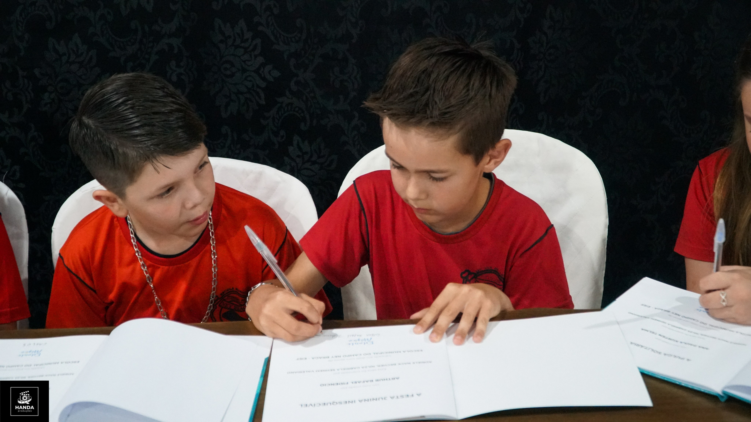 Noite autógrafos colégio Aurélio Buarque de Holanda. Handa Produções