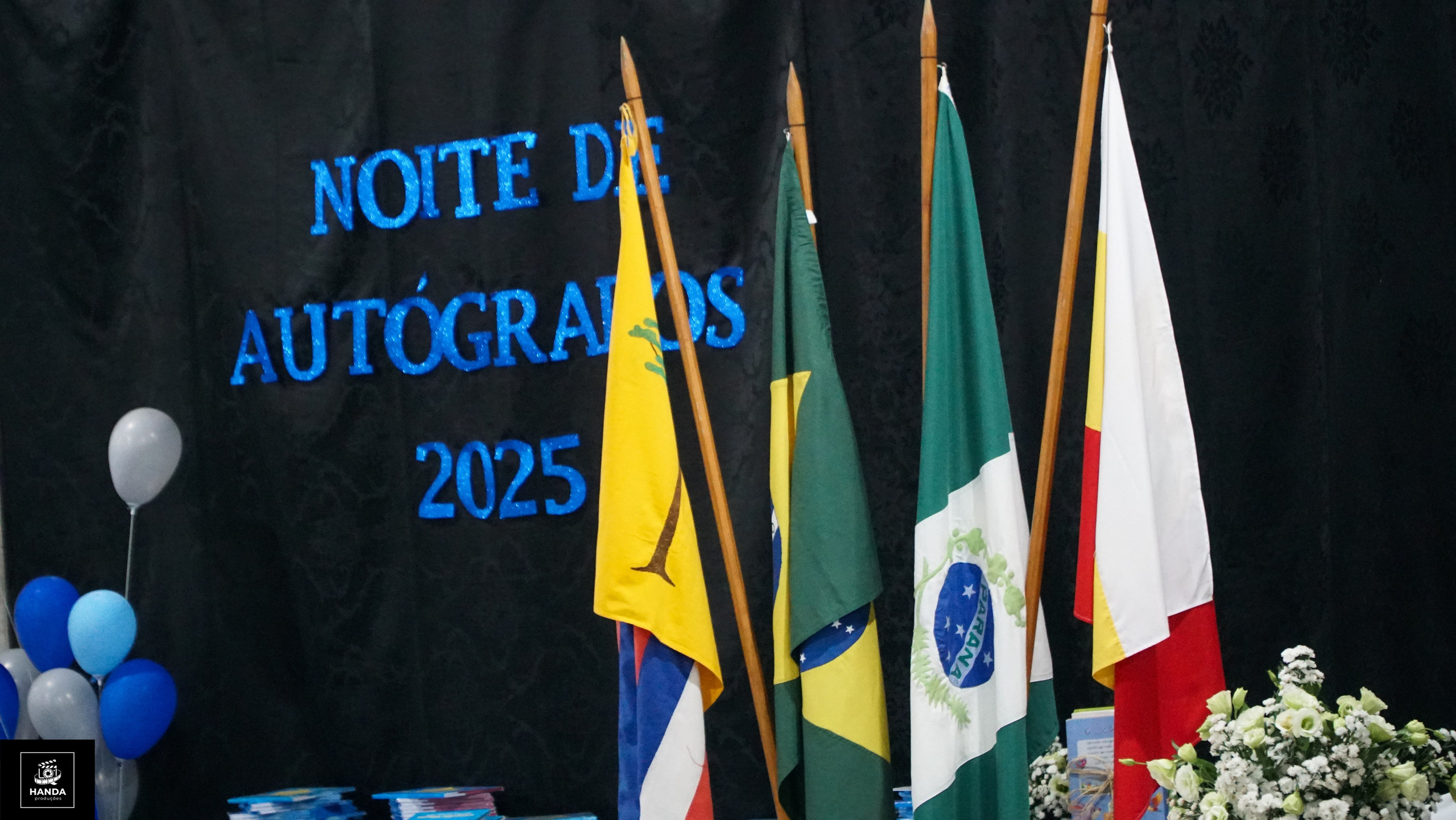 Noite autógrafos colégio Aurélio Buarque de Holanda. Handa Produções