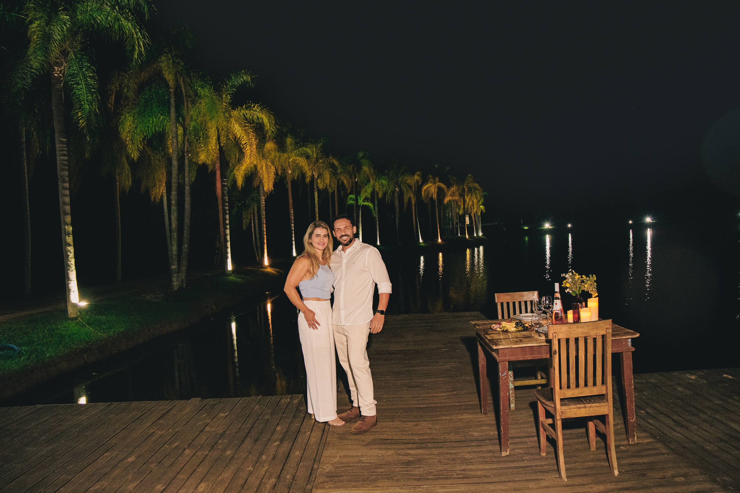 Ensaio Pré-Wedding no Interior Paulista com Lago, Areia e Pôr do Sol | Studio Melk. Tela cheia