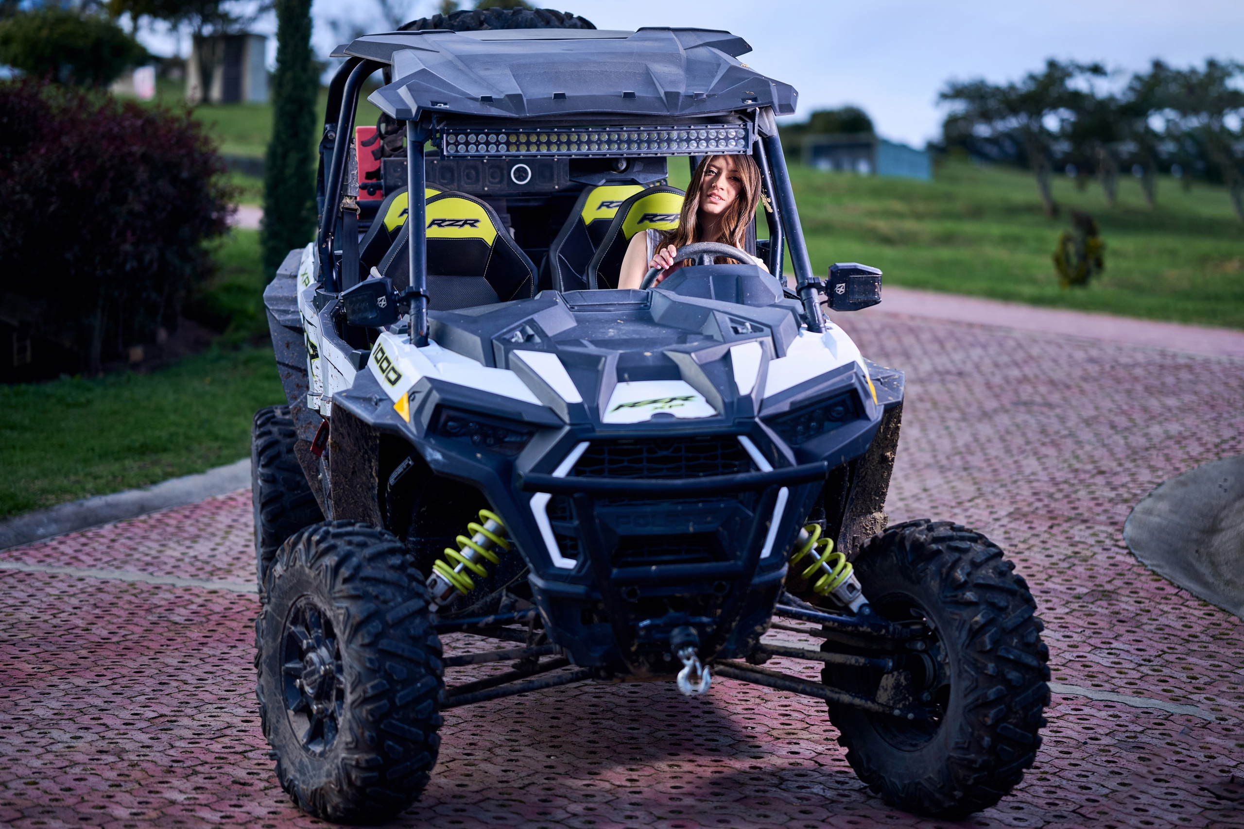 Sesión de fotos pre-quince con carro buggy en locación de campo al aire libre.