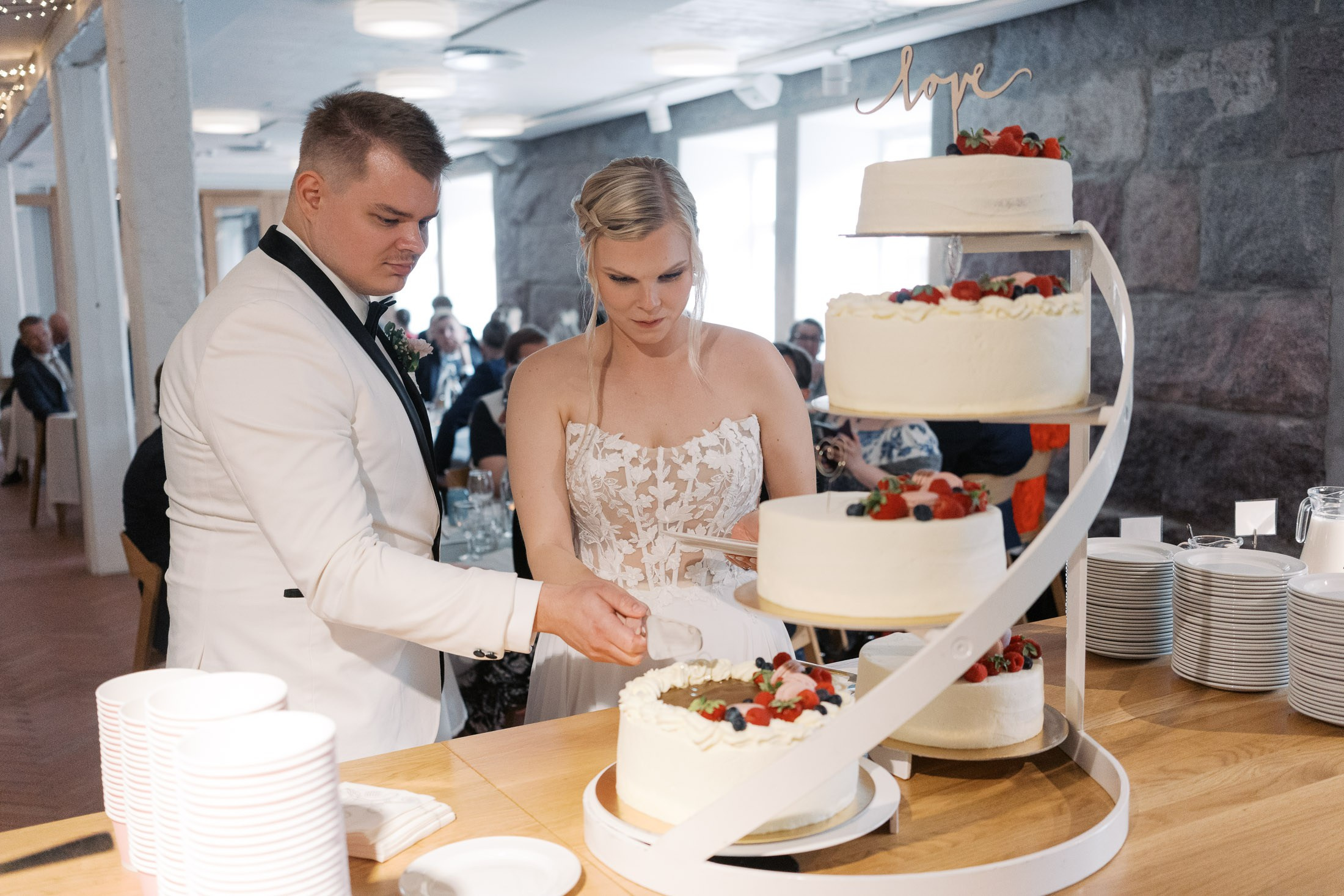 Jasmi_Eetu. StudioHappyMoment | Hääkuvaaja Helsinki, tunteikas ja dokumentaarinen kuvaus