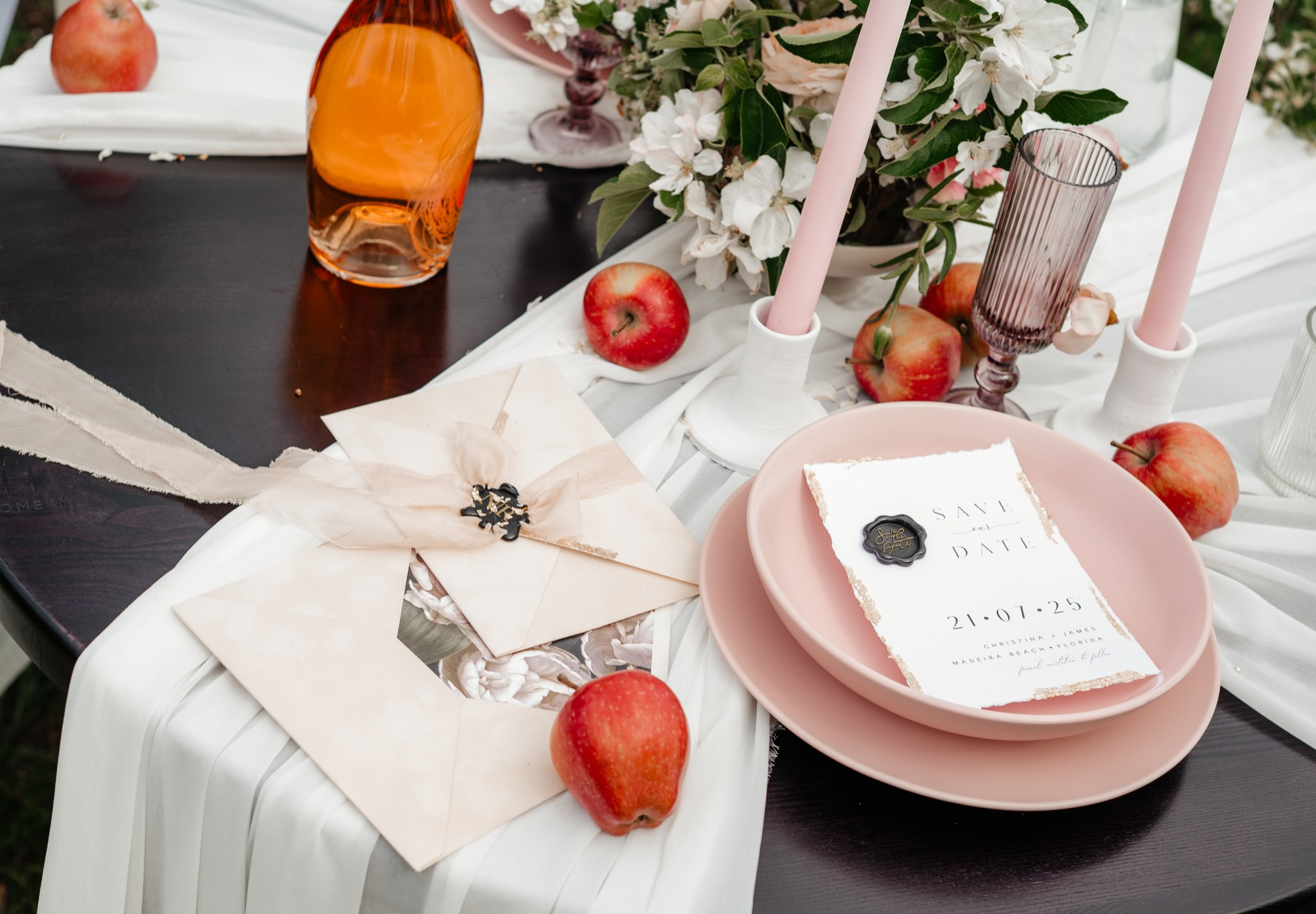 Ședință foto in livada înflorită , cuplu , îndrăgostiți, ședință foto save the date. Alexandra Hanu Photographer