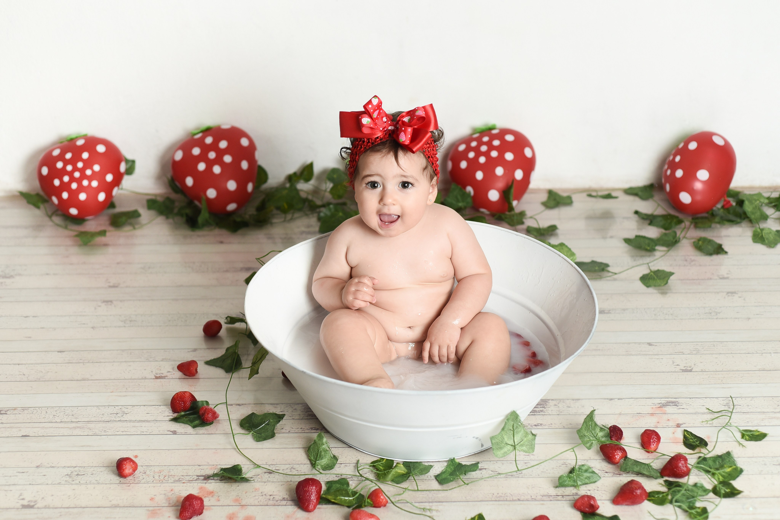 Sesión 1er año de Rebeca. Temática: Frutillita + Mini Sesión Navideña. Fotografo de casamiento en misiones y fotógrafo de familia  Posadas