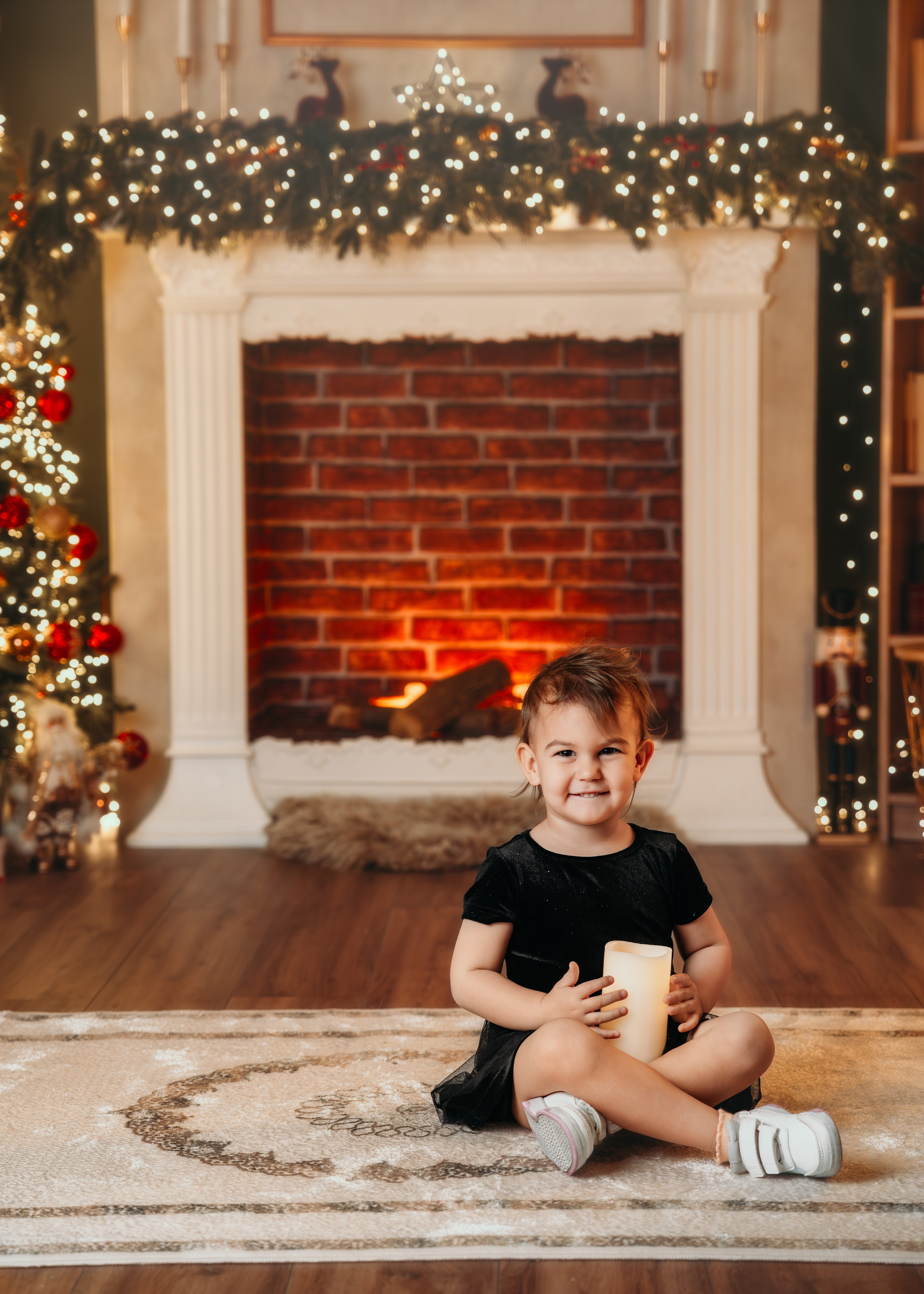 Porodični portreti u studiju Novi Beograd – moderni novogodišnji set sa stilizovanom jelkom.