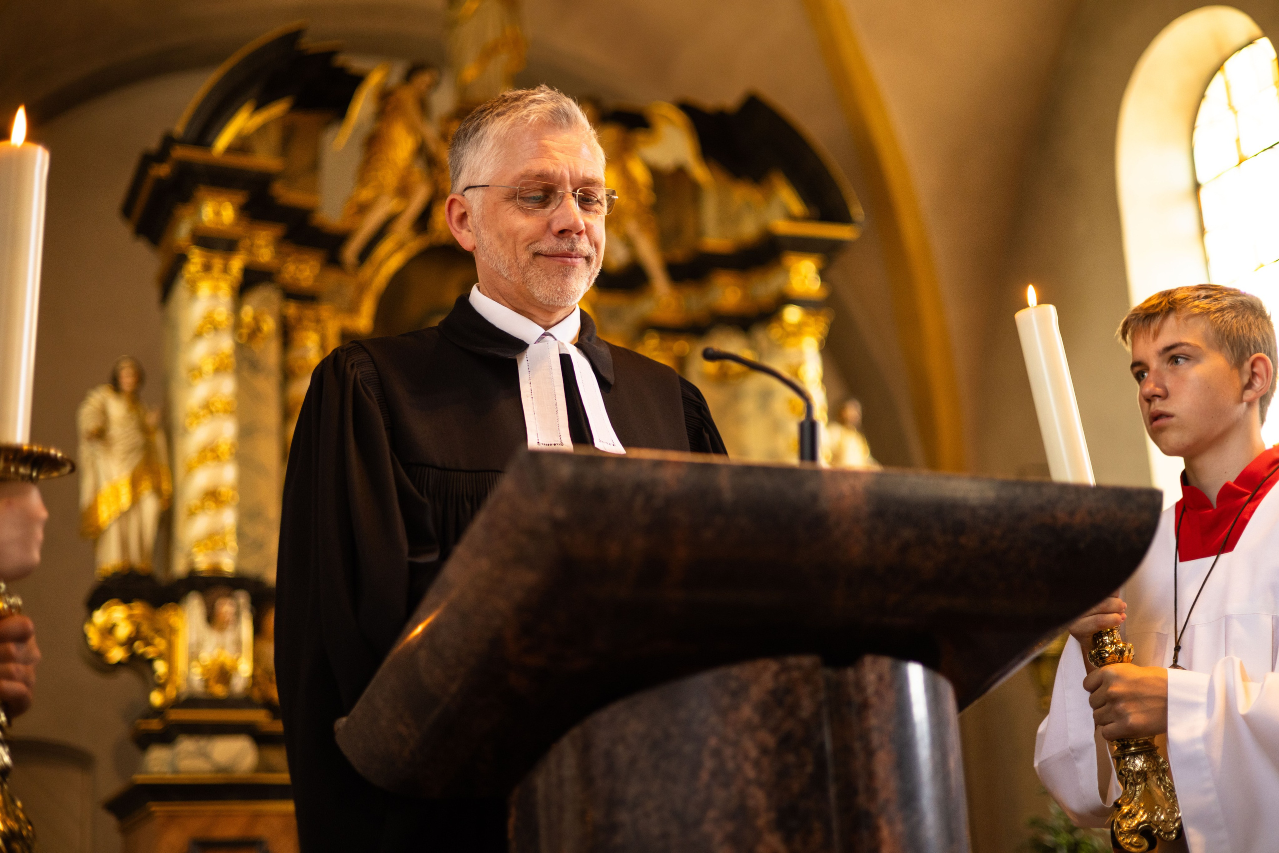 Hochzeitsvideo-Highlight: Brautpaar beim Auszug aus der Kirche, begleitet von Familie und Freunden.“